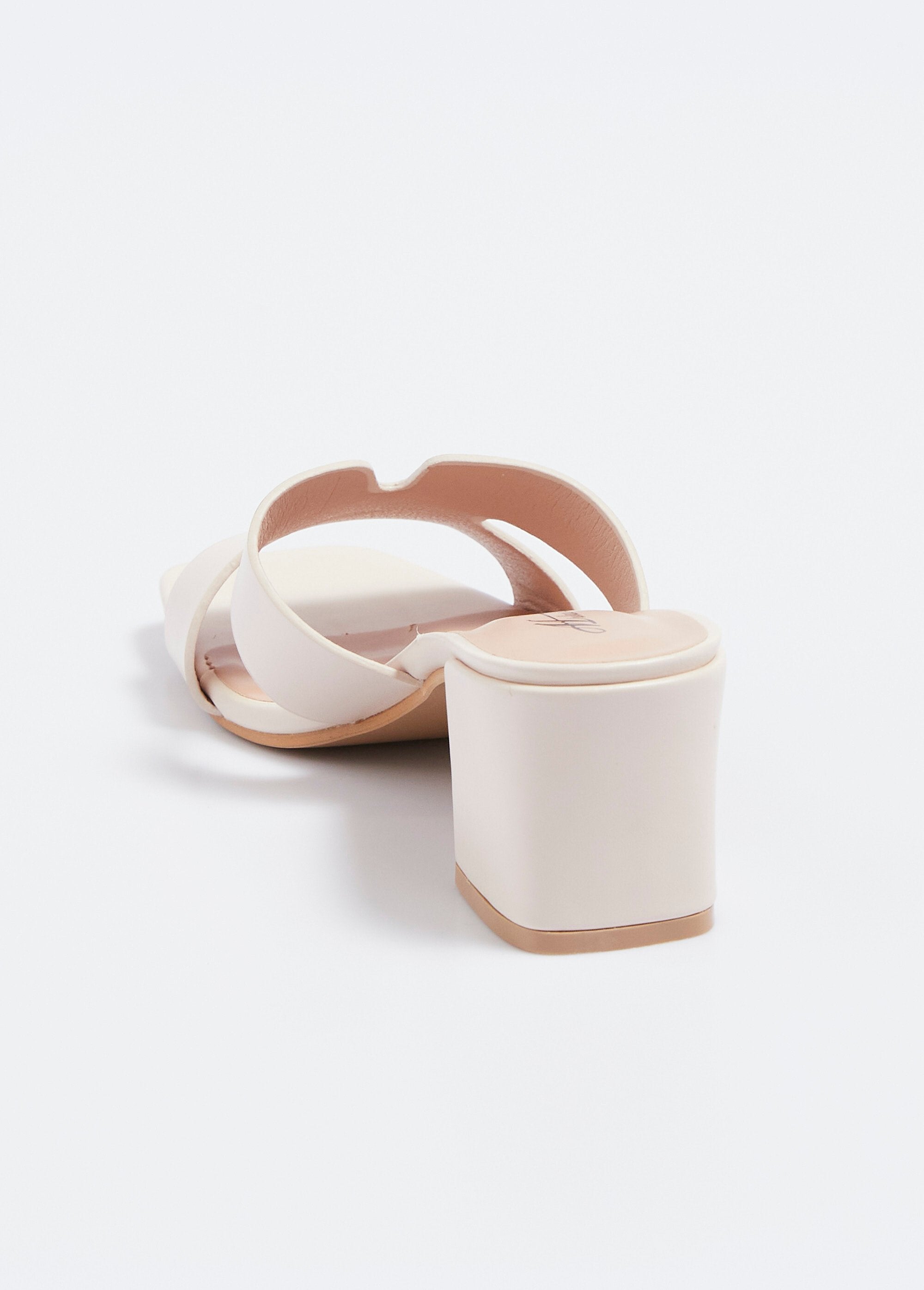 Chique_muiltjes_met_vierkante_teen_en_dikke_hak_Beige_DO1_slim