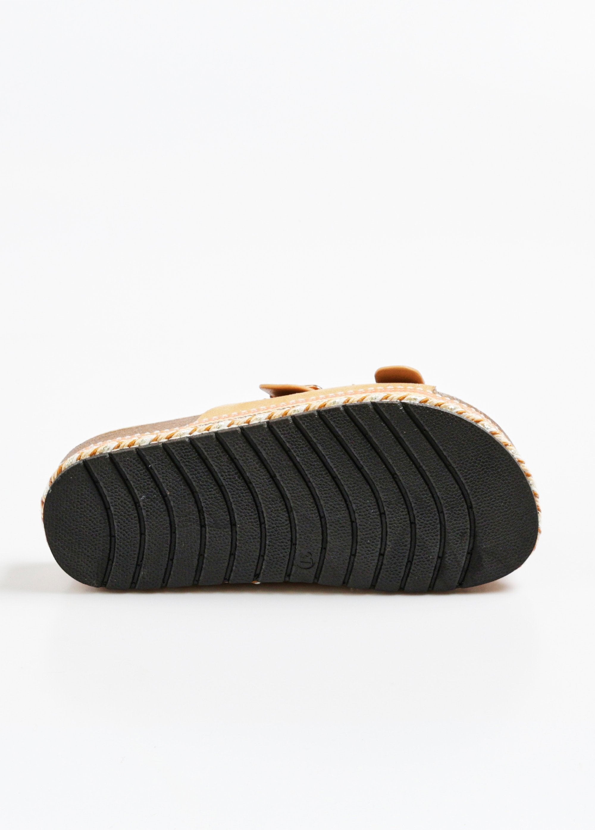 Mules_métallisées_compensées_semelle_anatomique_Camel_UN1_slim