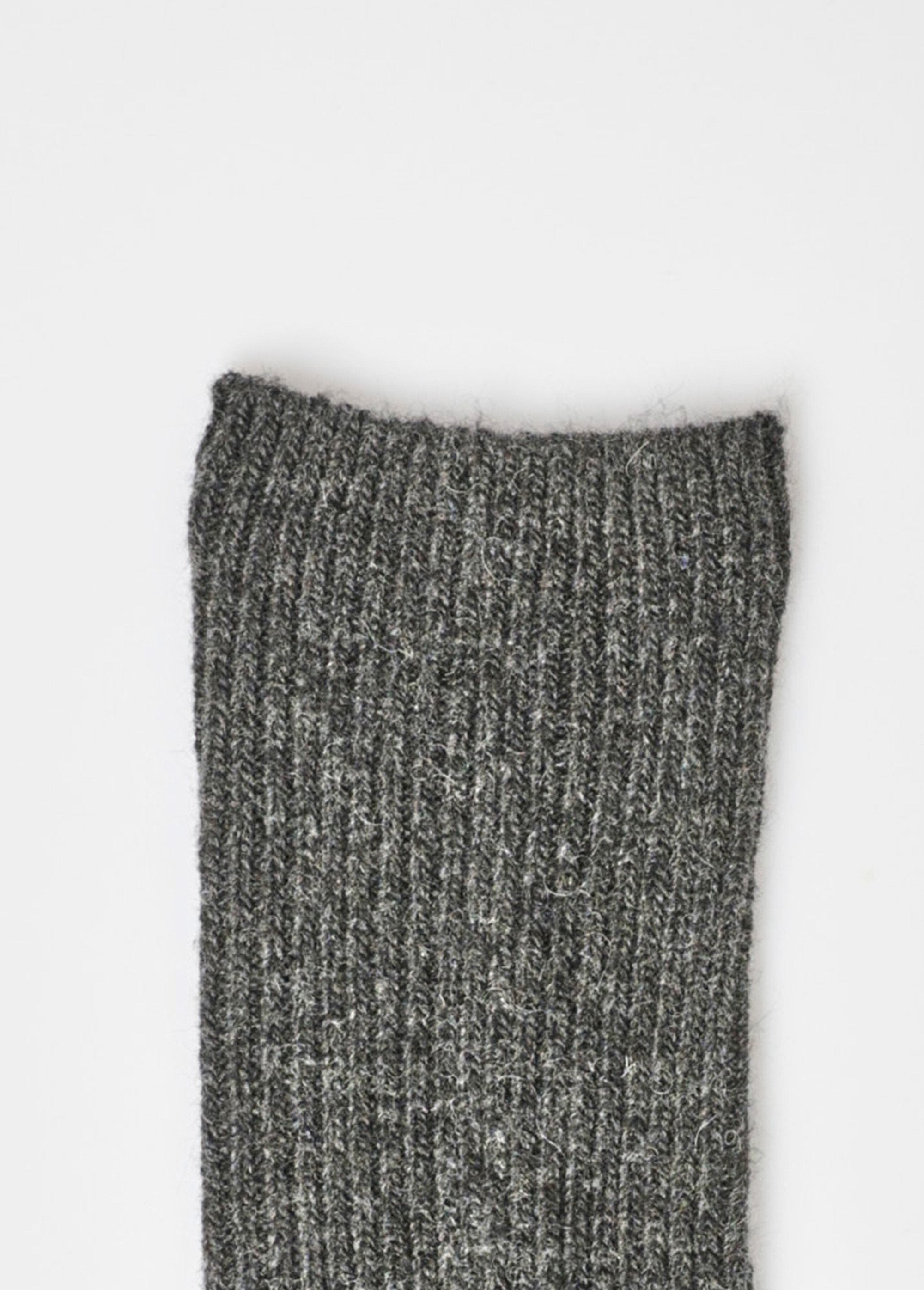 Paire_de_Chaussettes_laine,_fines_côtes_Gris_fonce_DE2_slim