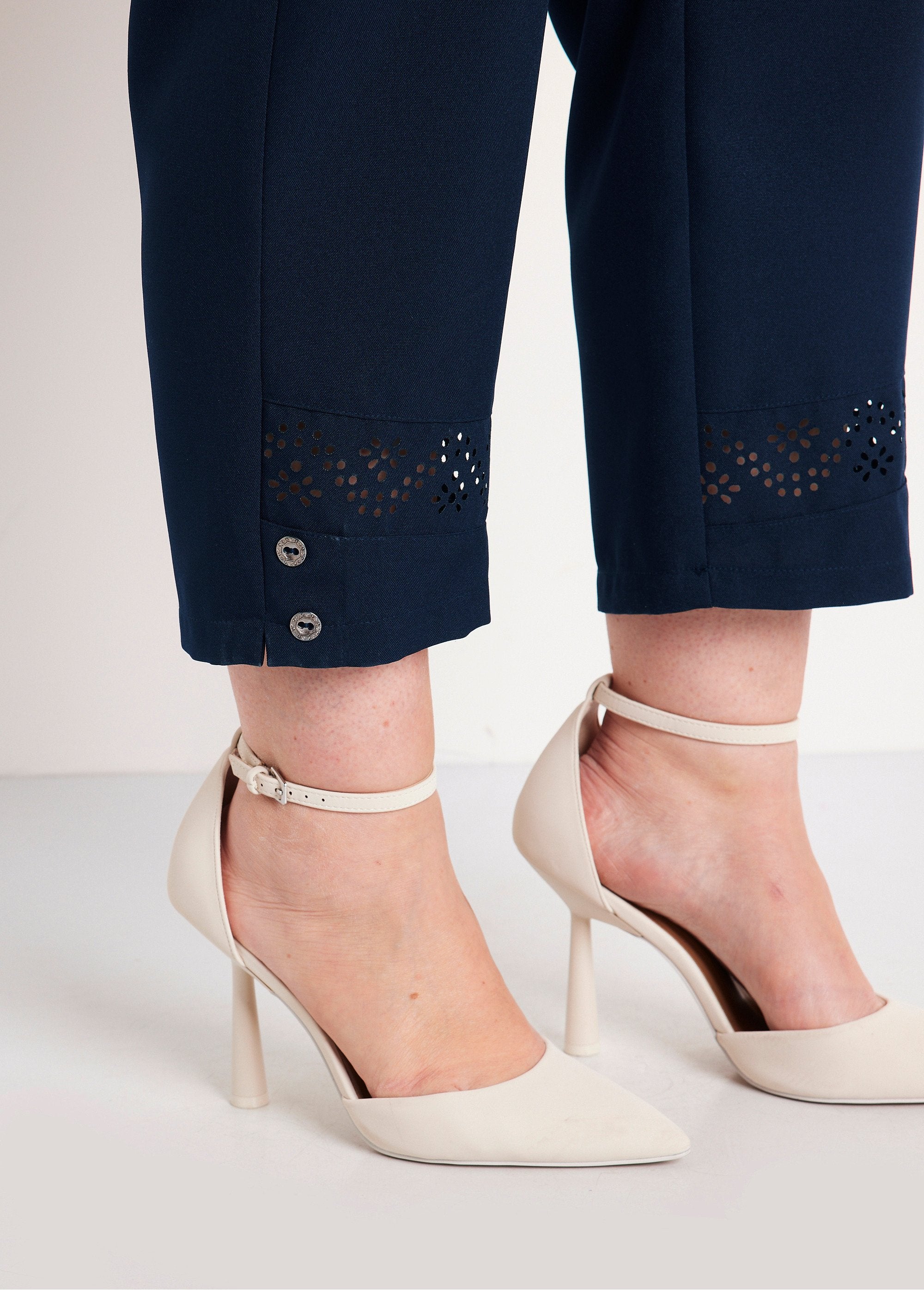 Pantacourt_ceinture_élastiquée_ajouré_Marine_DE1_curvy