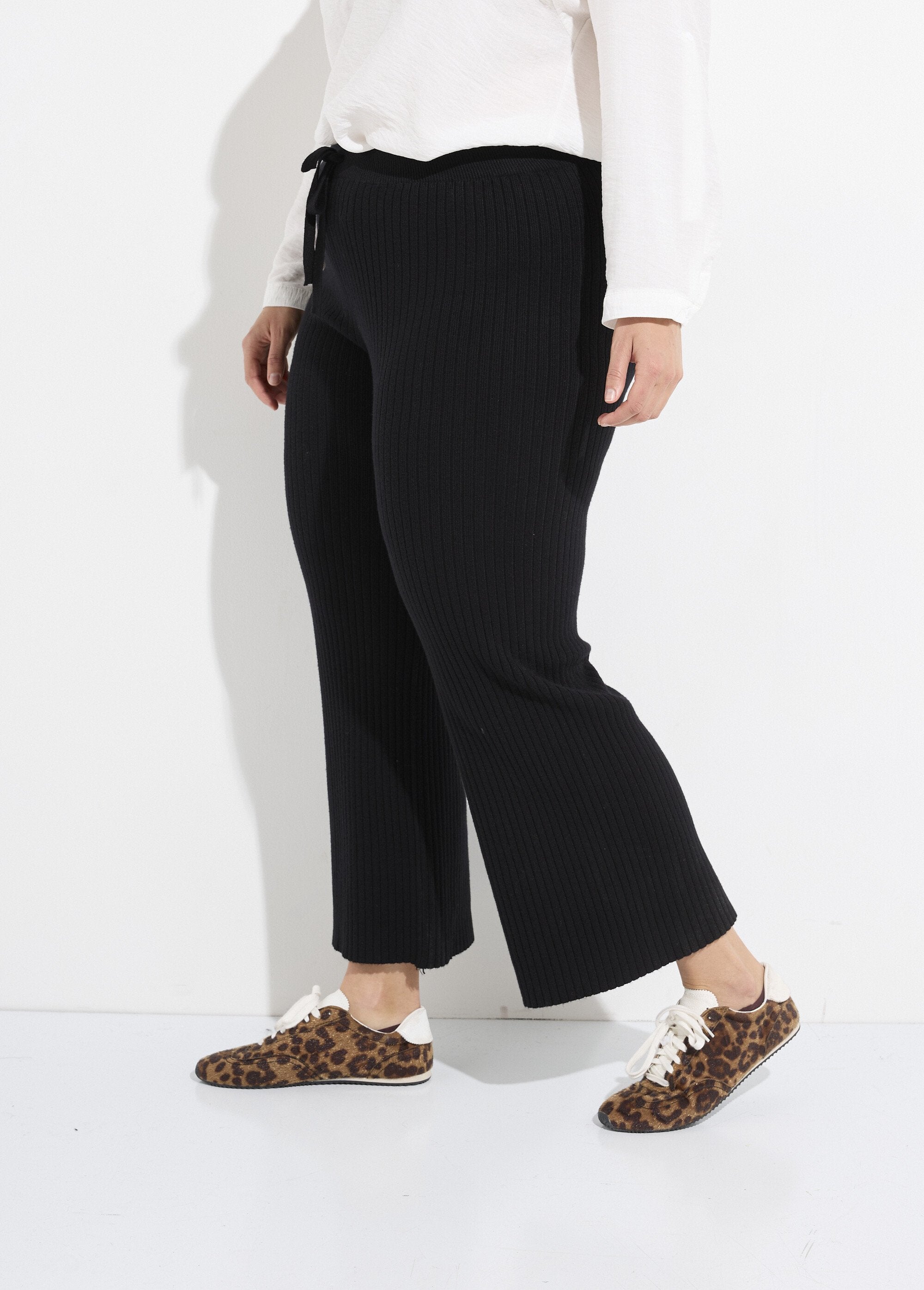 Comfortable_knit_pants,_wide_cut_Black_DR1_curvy