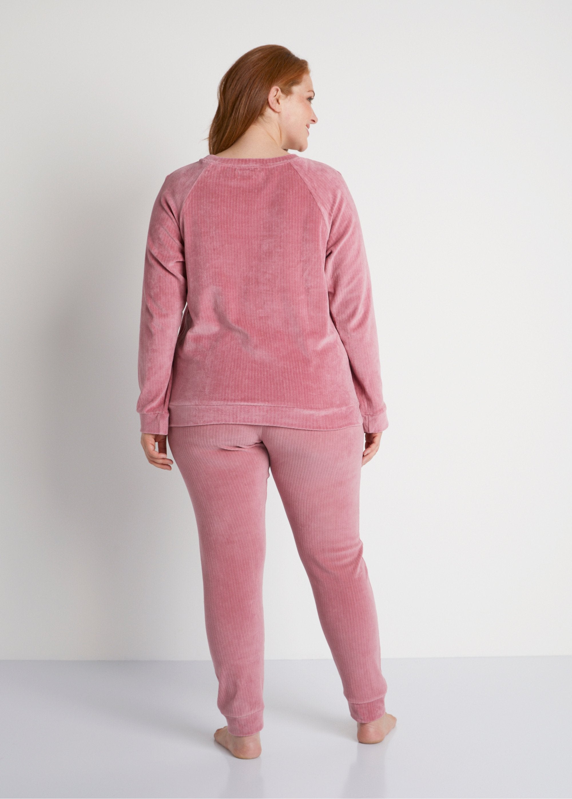 Pyjamabroek_van_ribfluweel_Rozenhout_DO1_curvy