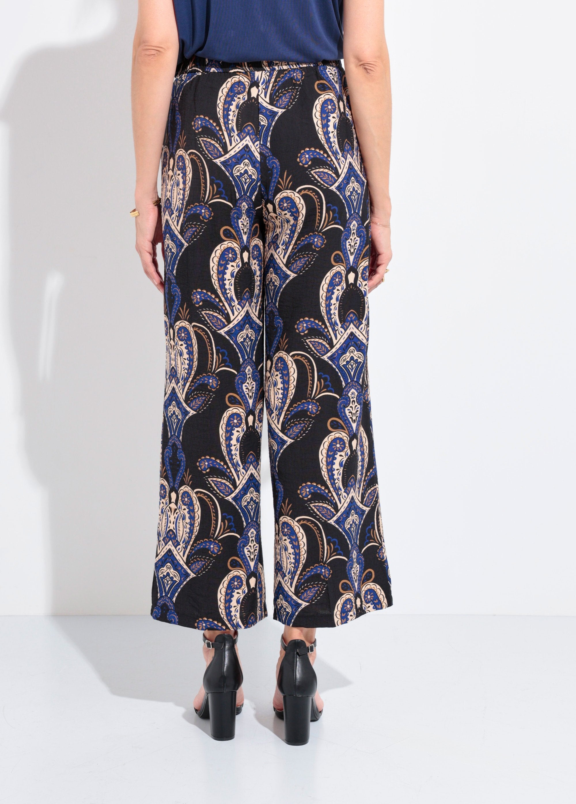 Broek_met_wijde_pijpen_en_elastiek_in_paisleymotief_Marine_DO1_slim