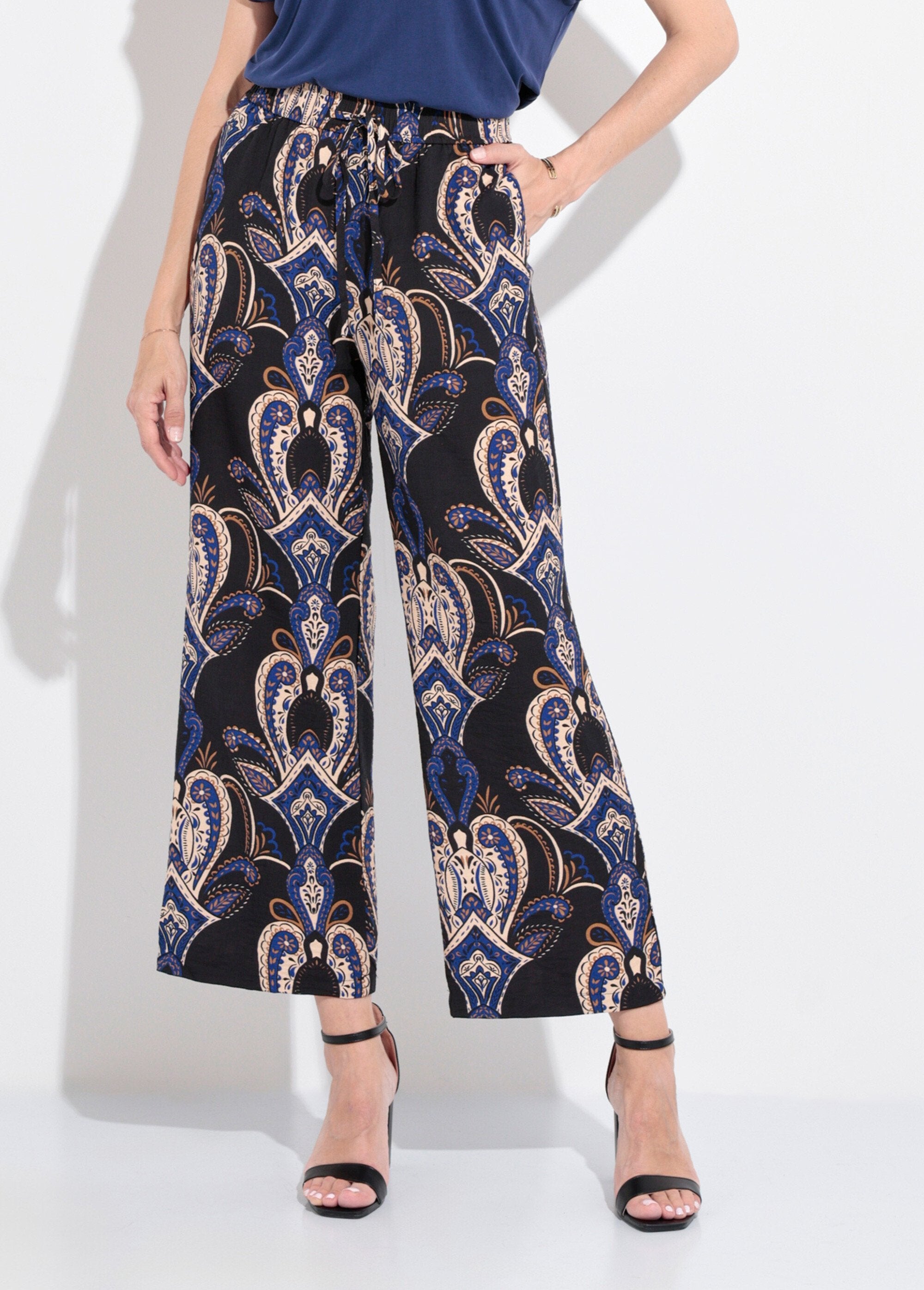 Broek_met_wijde_pijpen_en_elastiek_in_paisleymotief_Marine_FA1_slim
