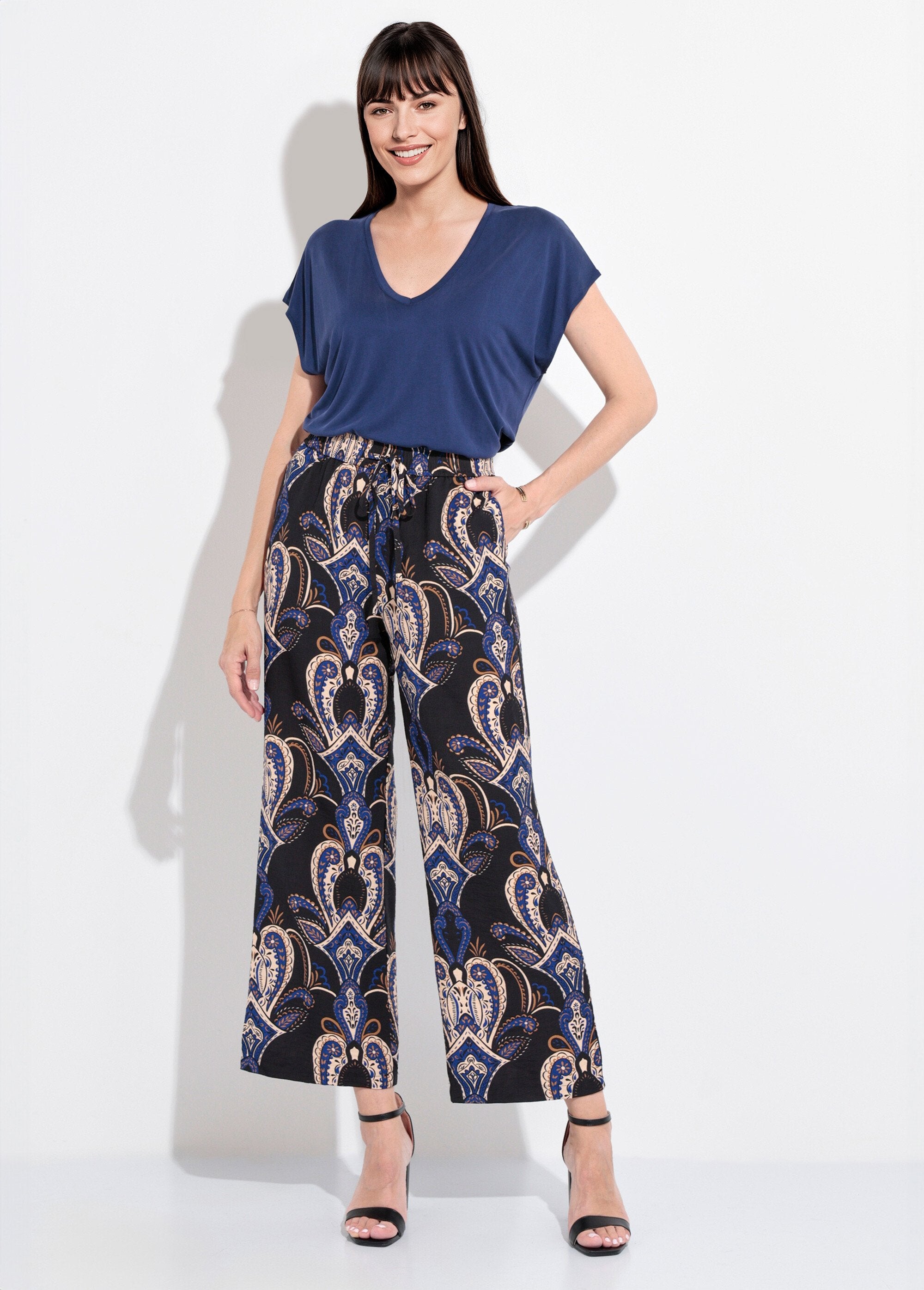 Broek_met_wijde_pijpen_en_elastiek_in_paisleymotief_Marine_SF1_slim