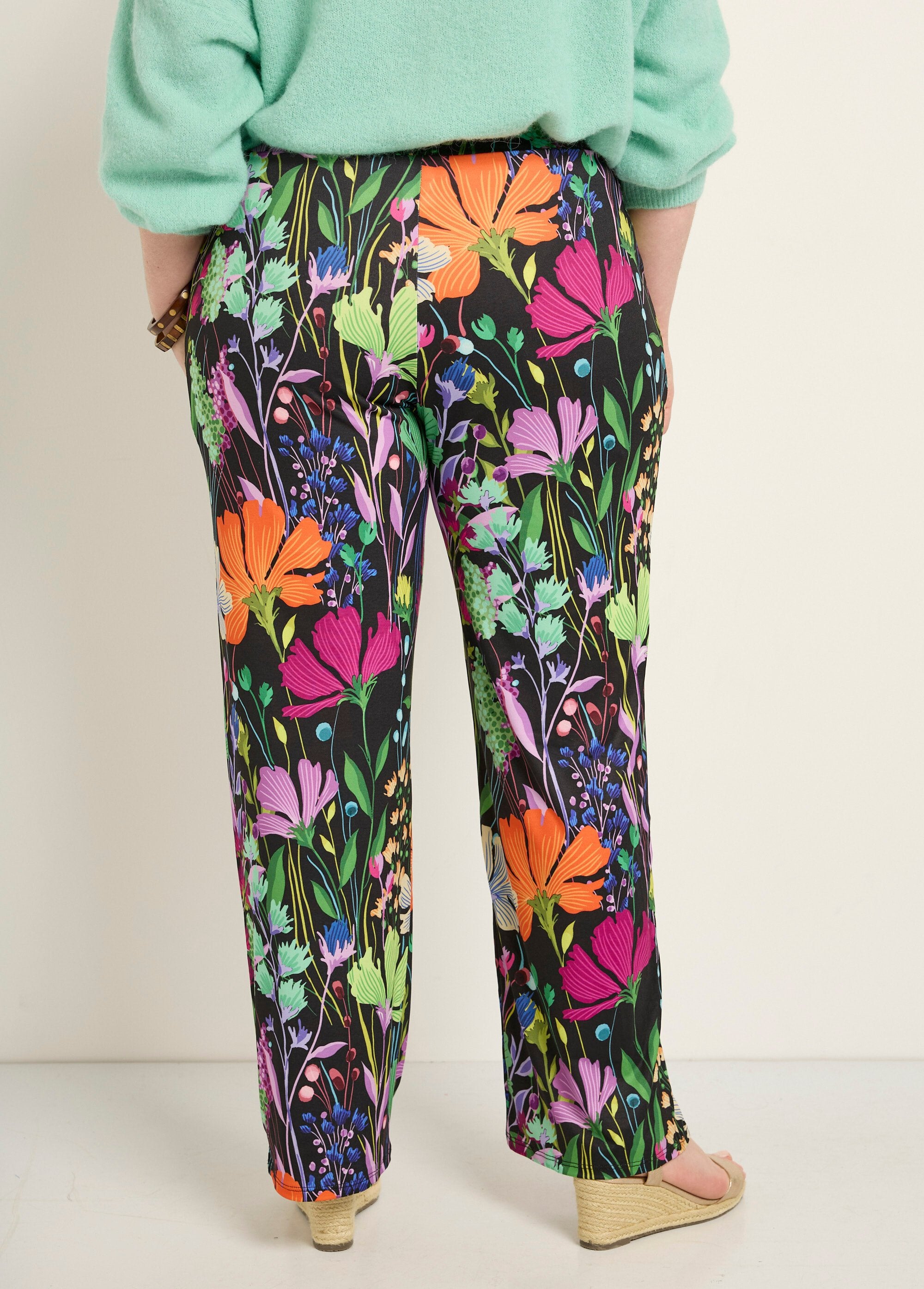 Soepele_stretchbroek_met_poëtisch_bloemendessin_Imprime_fond_noir_DO1_curvy