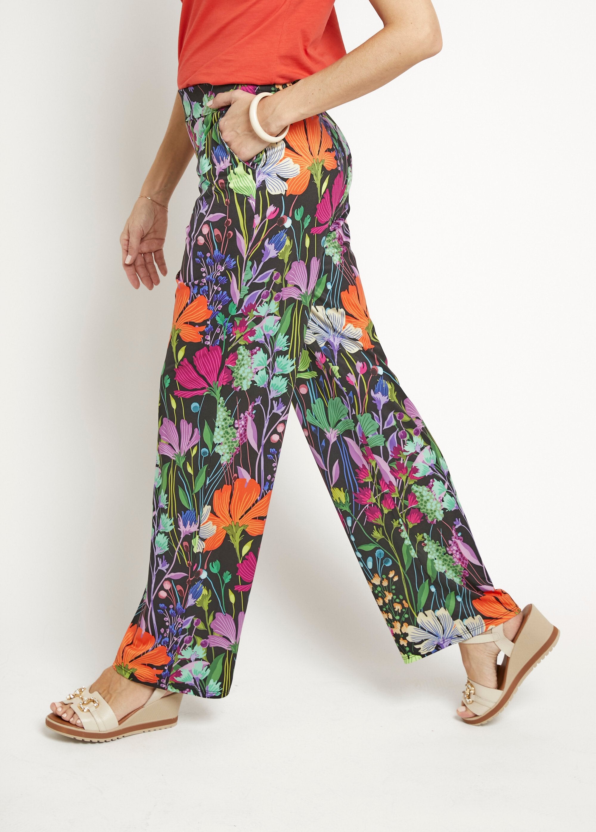 Soepele_stretchbroek_met_poëtisch_bloemendessin_Imprime_fond_noir_GA1_slim