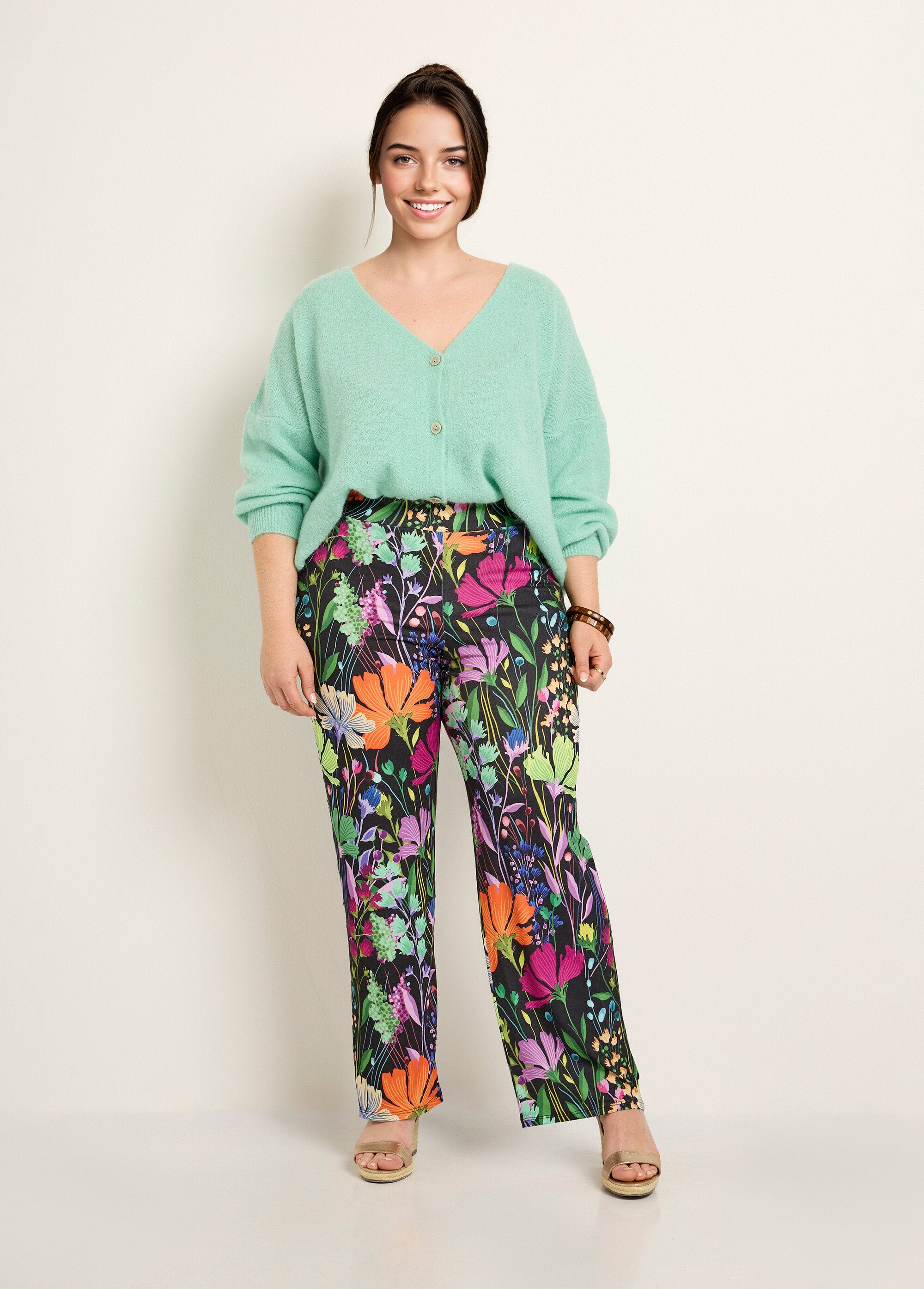 Soepele_stretchbroek_met_poëtisch_bloemendessin_Imprime_fond_noir_SF1_curvy