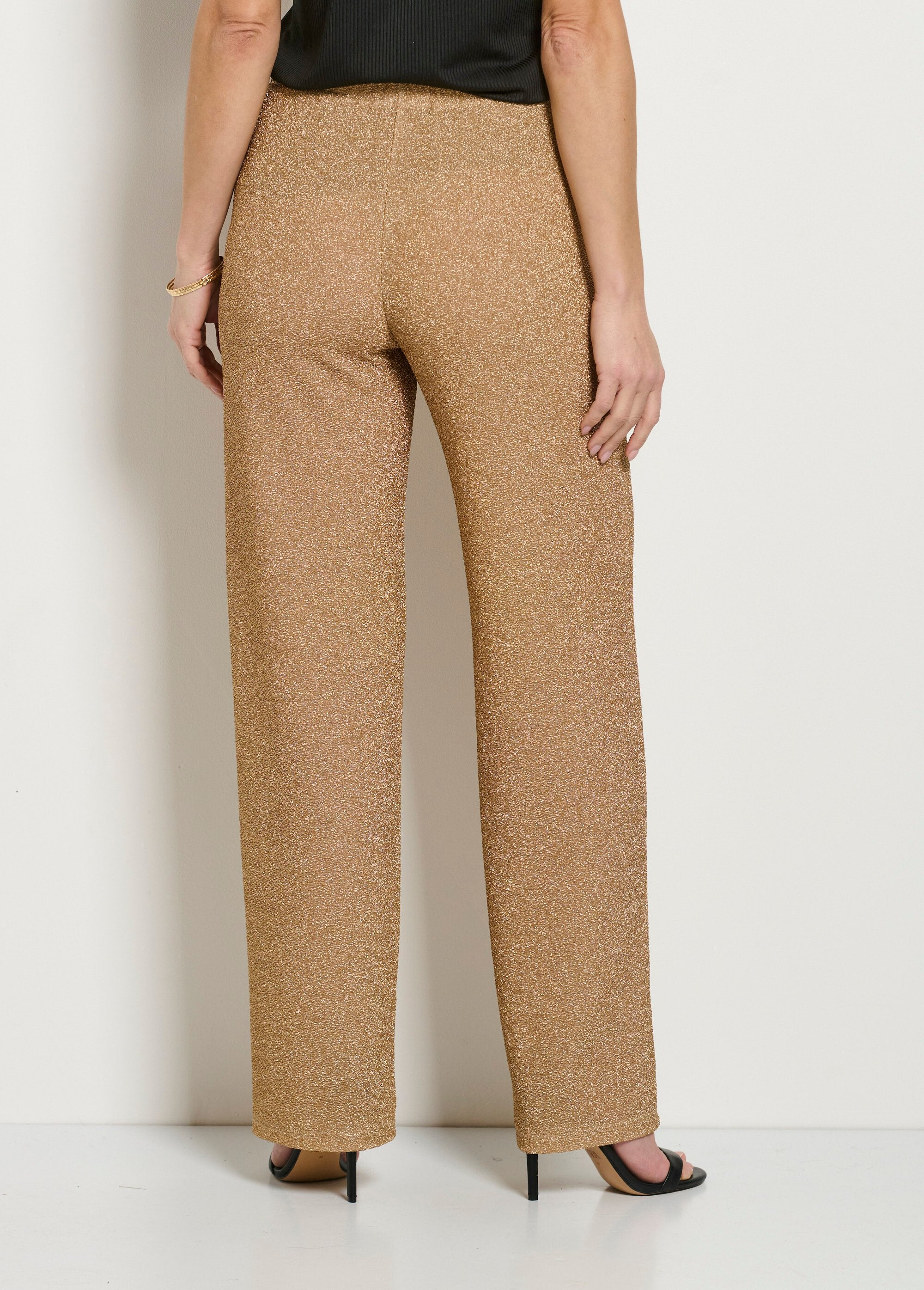 Broek_met_wijde_pijpen_in_glanzend_goud_en_elastische_tailleband_Dore_DO1_slim
