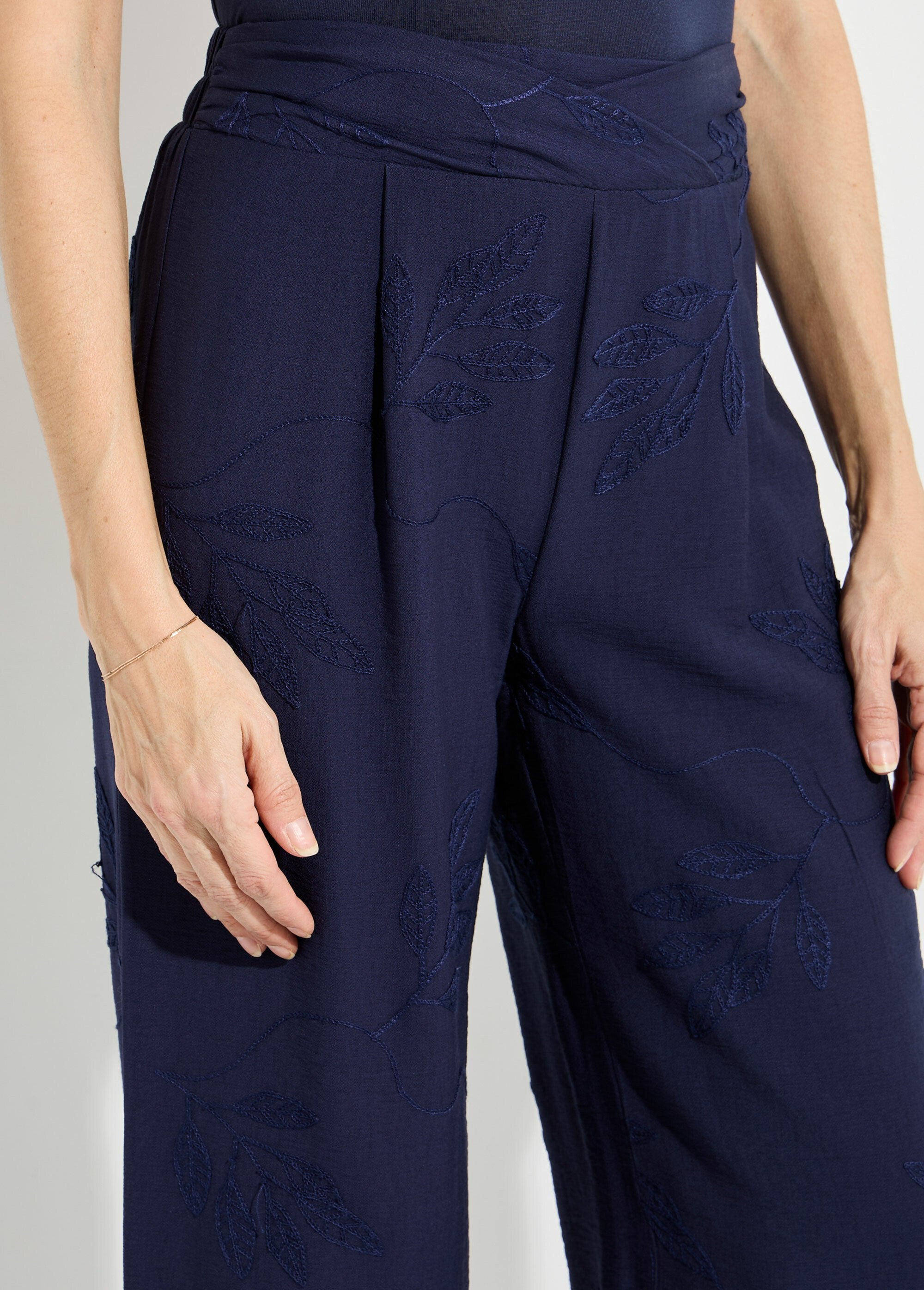 Wide-leg_elasticated_trousers_with_foliage_embroidery_Marine_DE1_slim