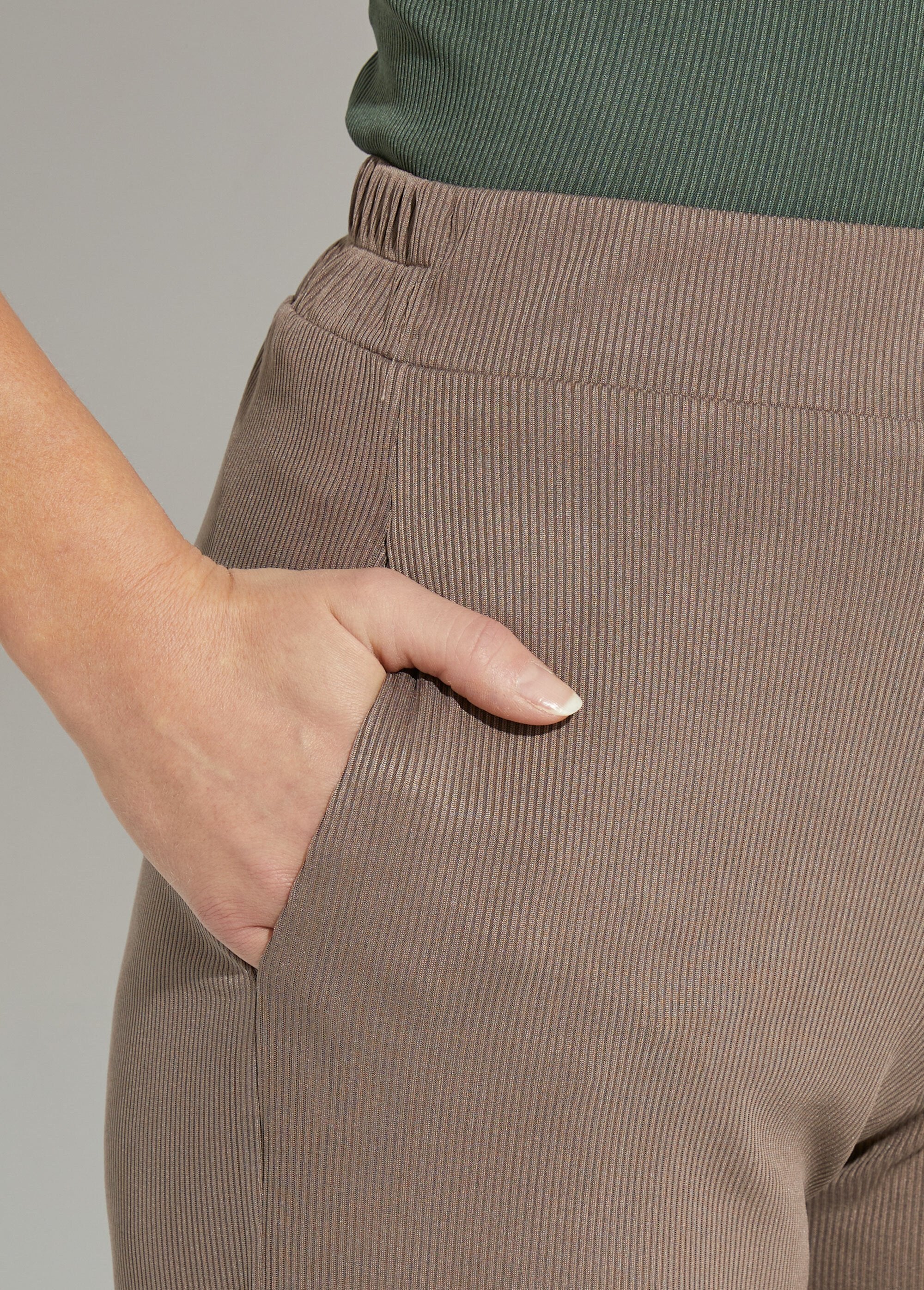 Broek_wijde_pijpen,_Essentiel_Taupe_DE1_slim