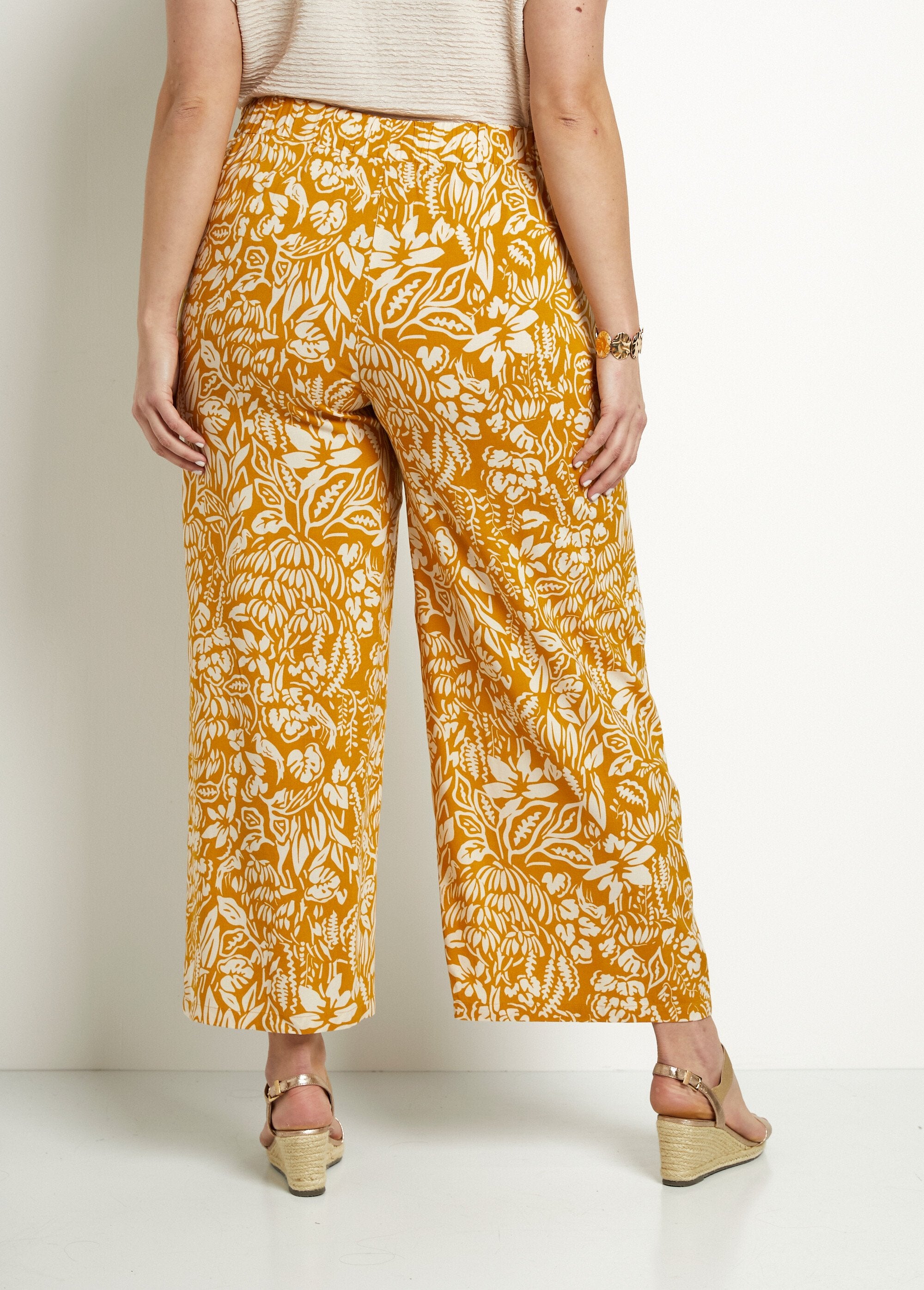 Broek_met_wijde_pijpen_en_elastische_tailleband_in_bloemen-_of_effen_dessin_Jaune_et_ecru_DO1_curvy
