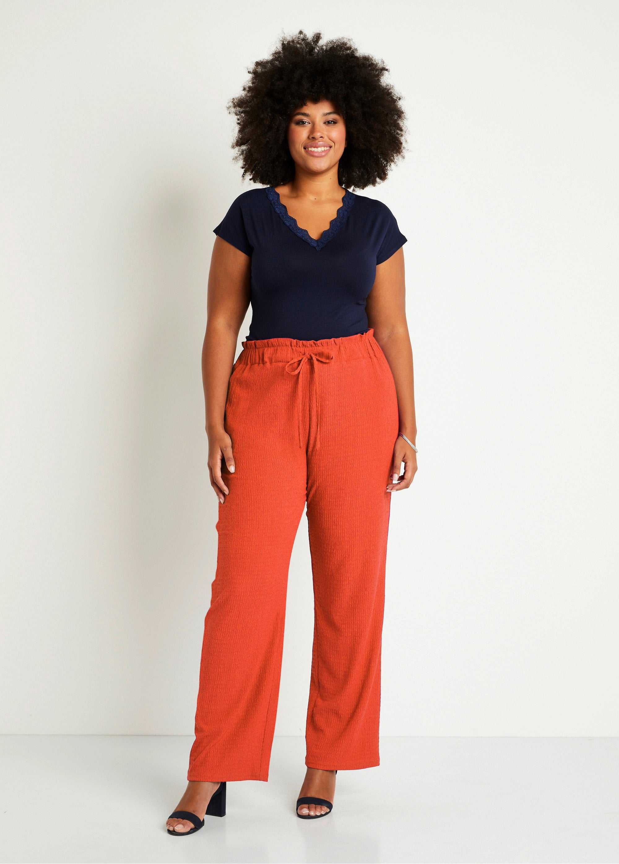 Broek_met_wijde_pijpen_en_elastische_gebreide_tailleband_ORANJE_SF1_curvy