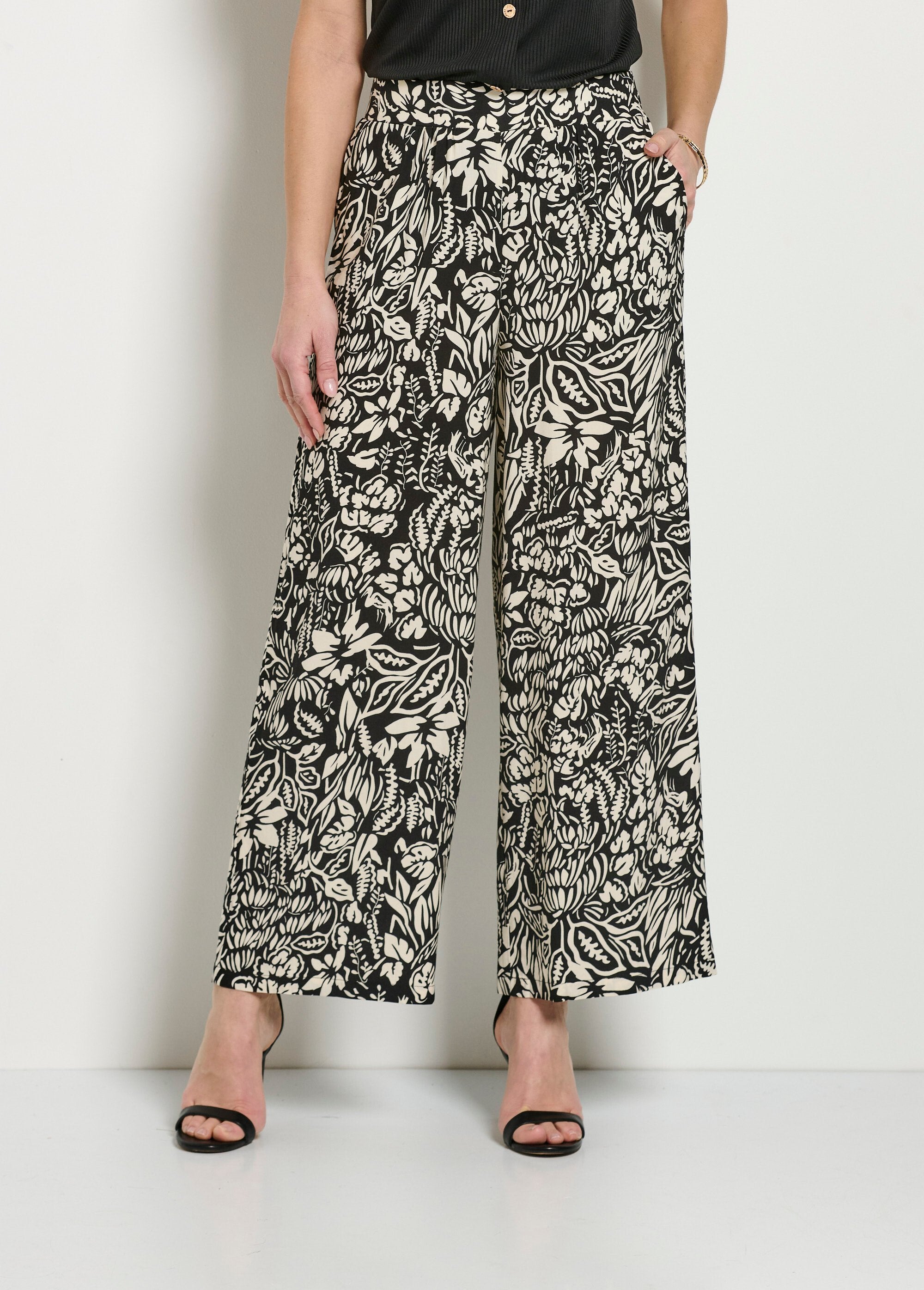 Broek_met_wijde_pijpen_en_elastische_tailleband_in_bloemen-_of_effen_dessin_Noir_et_ecru_FA1_slim