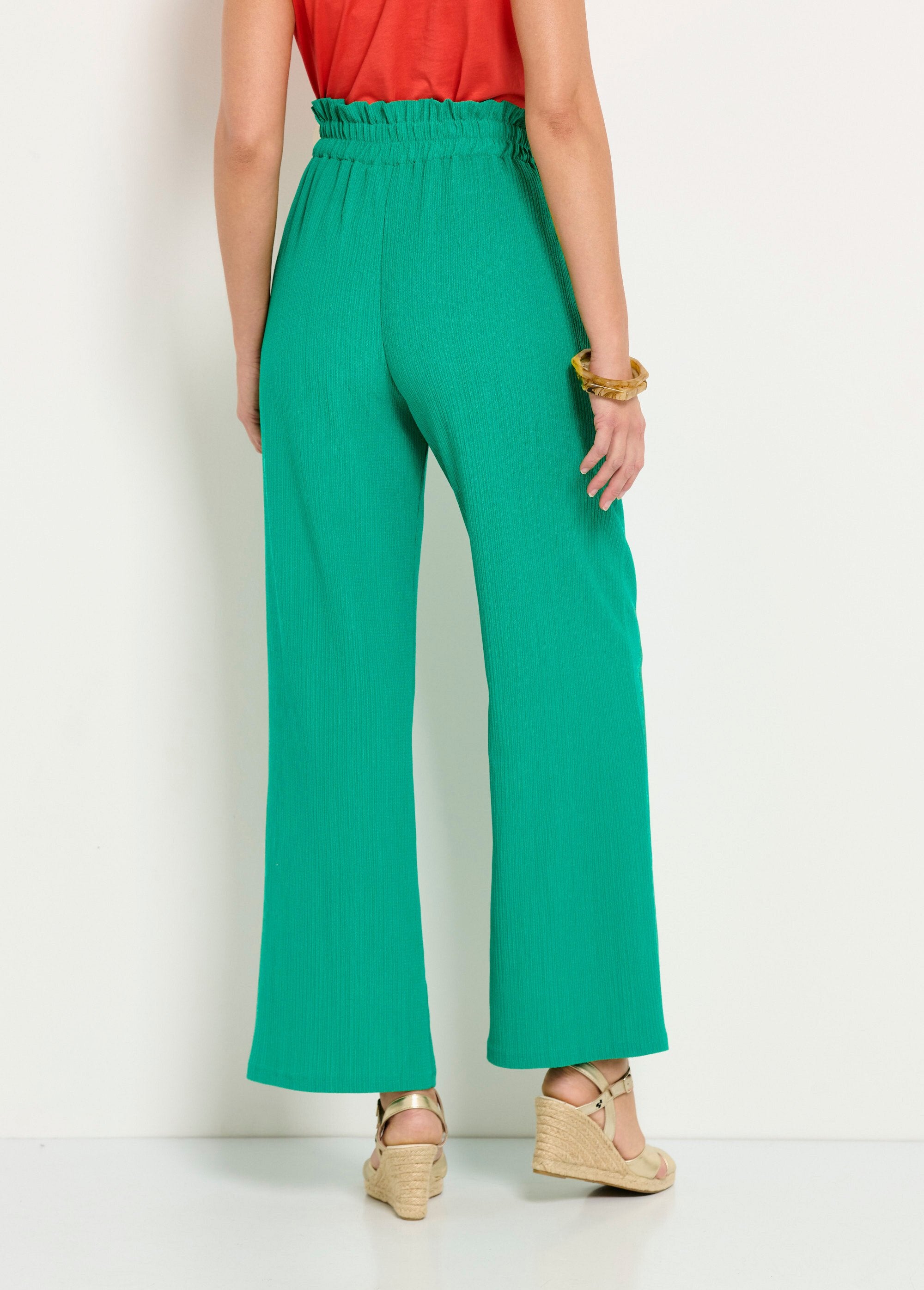 Groene_broek_met_wijde_pijpen_en_elastische_tailleband_in_reliëfbreisel_Vert_DO1_slim