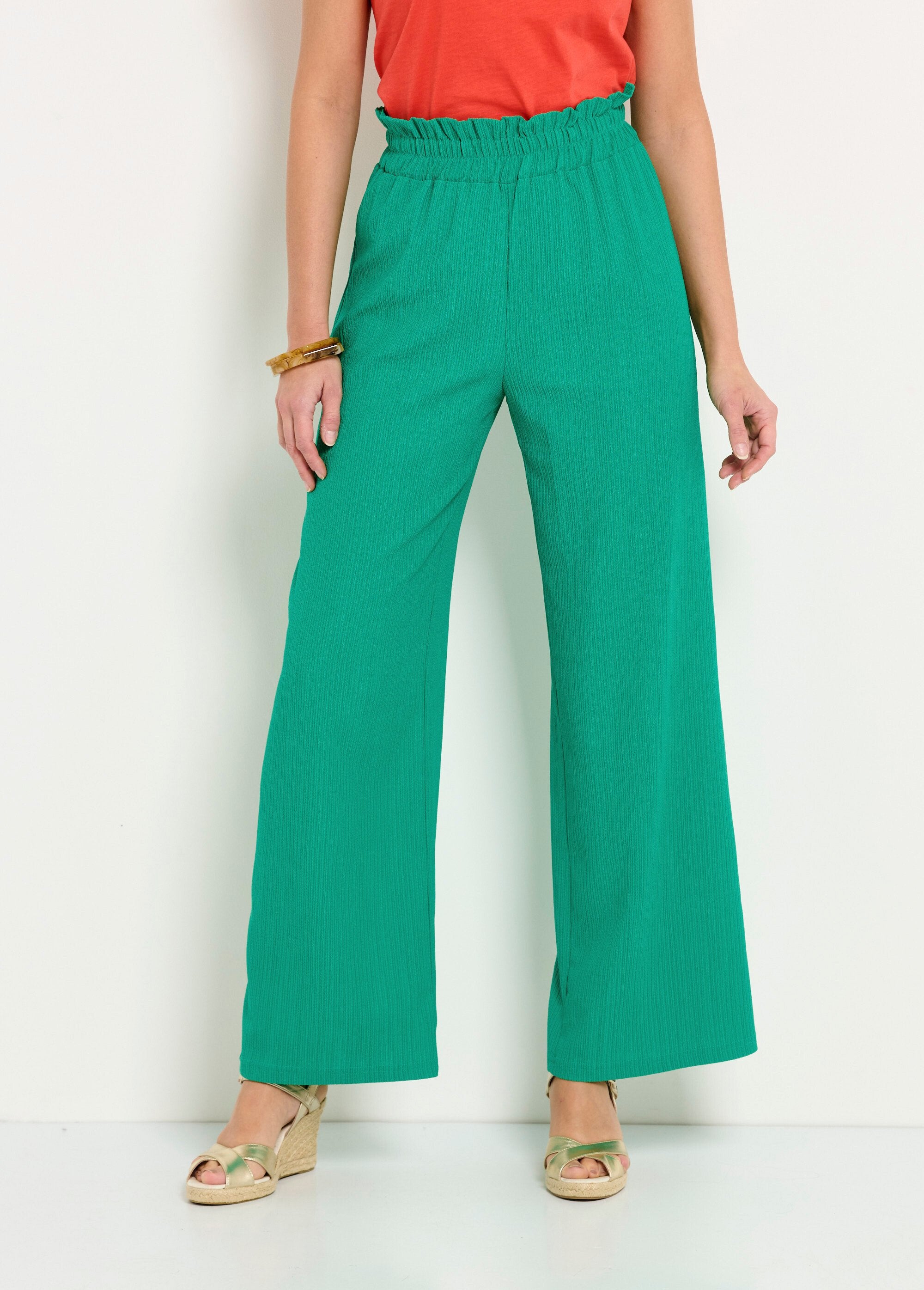Groene_broek_met_wijde_pijpen_en_elastische_tailleband_in_reliëfbreisel_Vert_FA1_slim