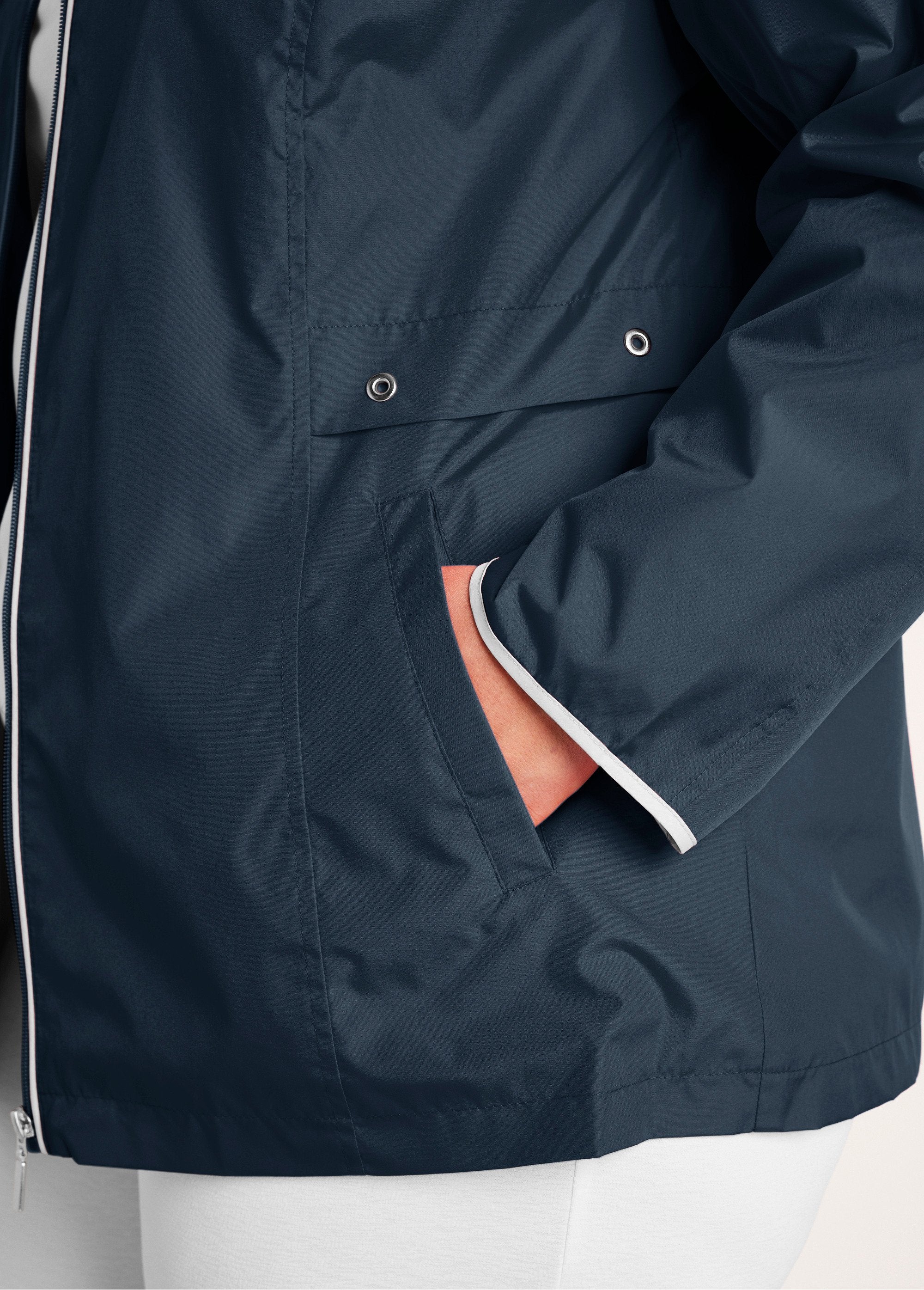 Lichtgewicht_korte_parka_met_ritssluiting_en_capuchon_Marien_DE2_curvy