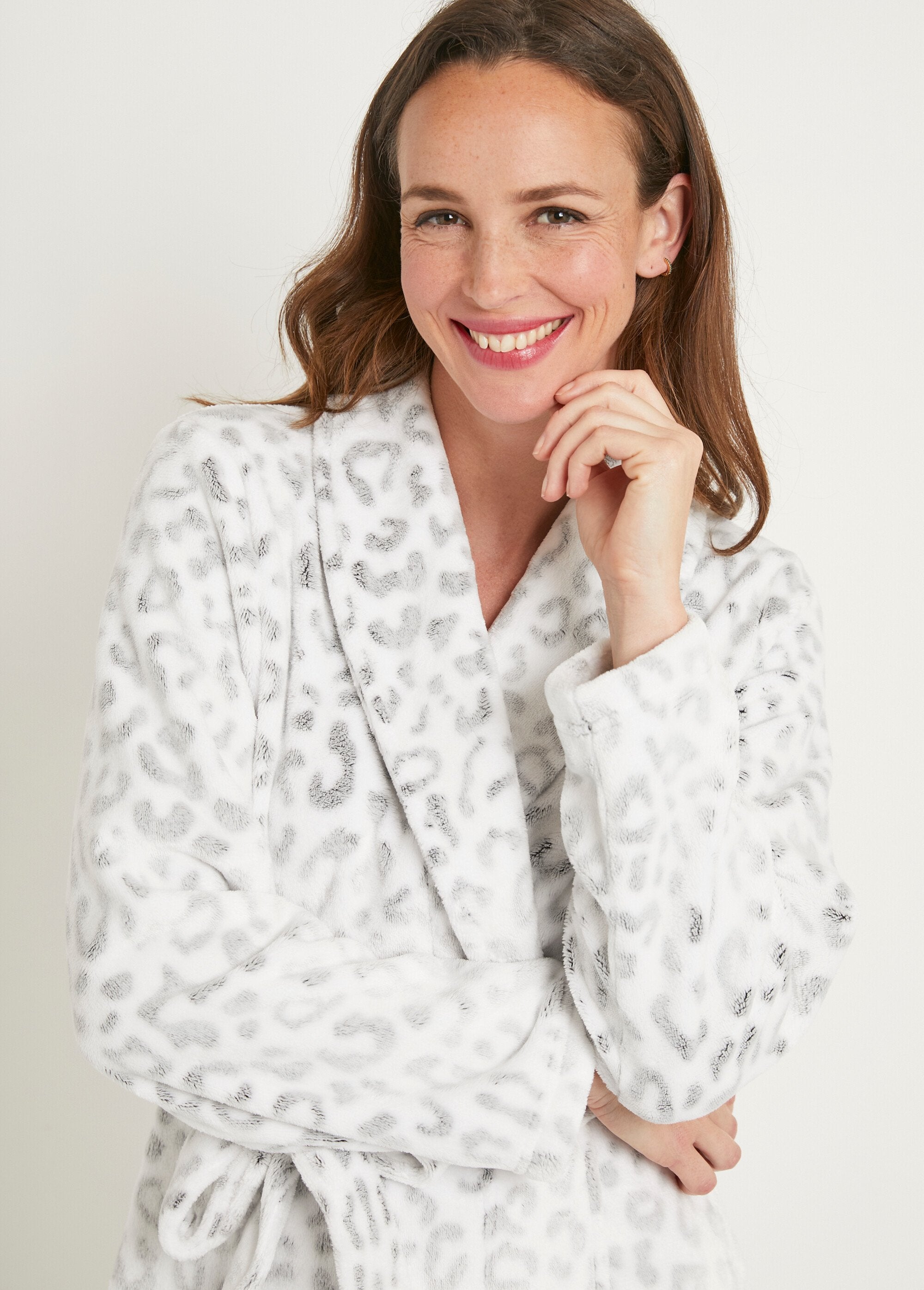 Peignoir_chaud_maille_peluche_imprimé_peau_de_bête_Blanc_et_gris_DE1_slim
