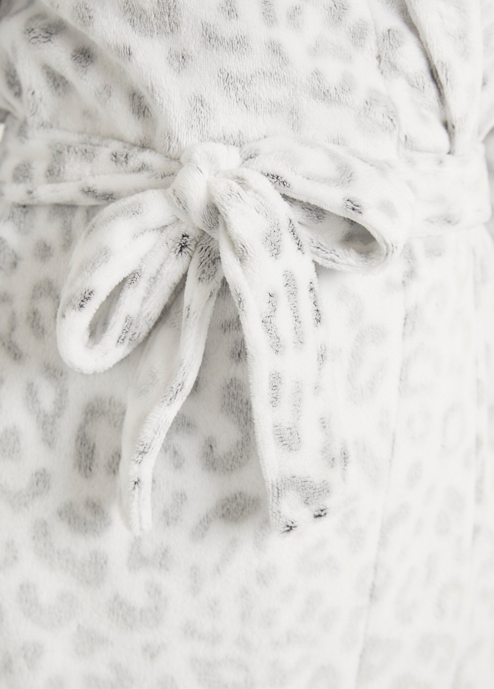 Peignoir_chaud_maille_peluche_imprimé_peau_de_bête_Blanc_et_gris_DE2_slim