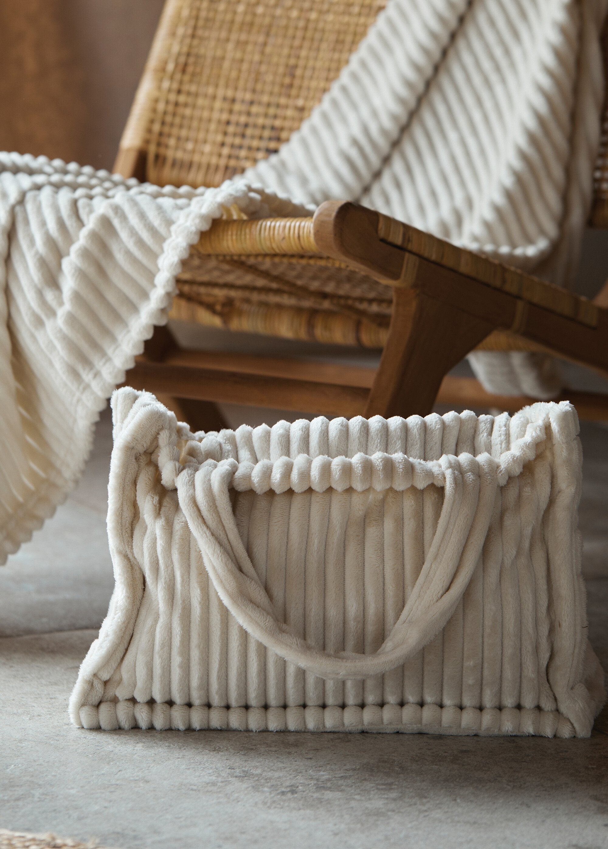 Pluche_deken_met_ribbeleffect_Ecru_DE1_slim