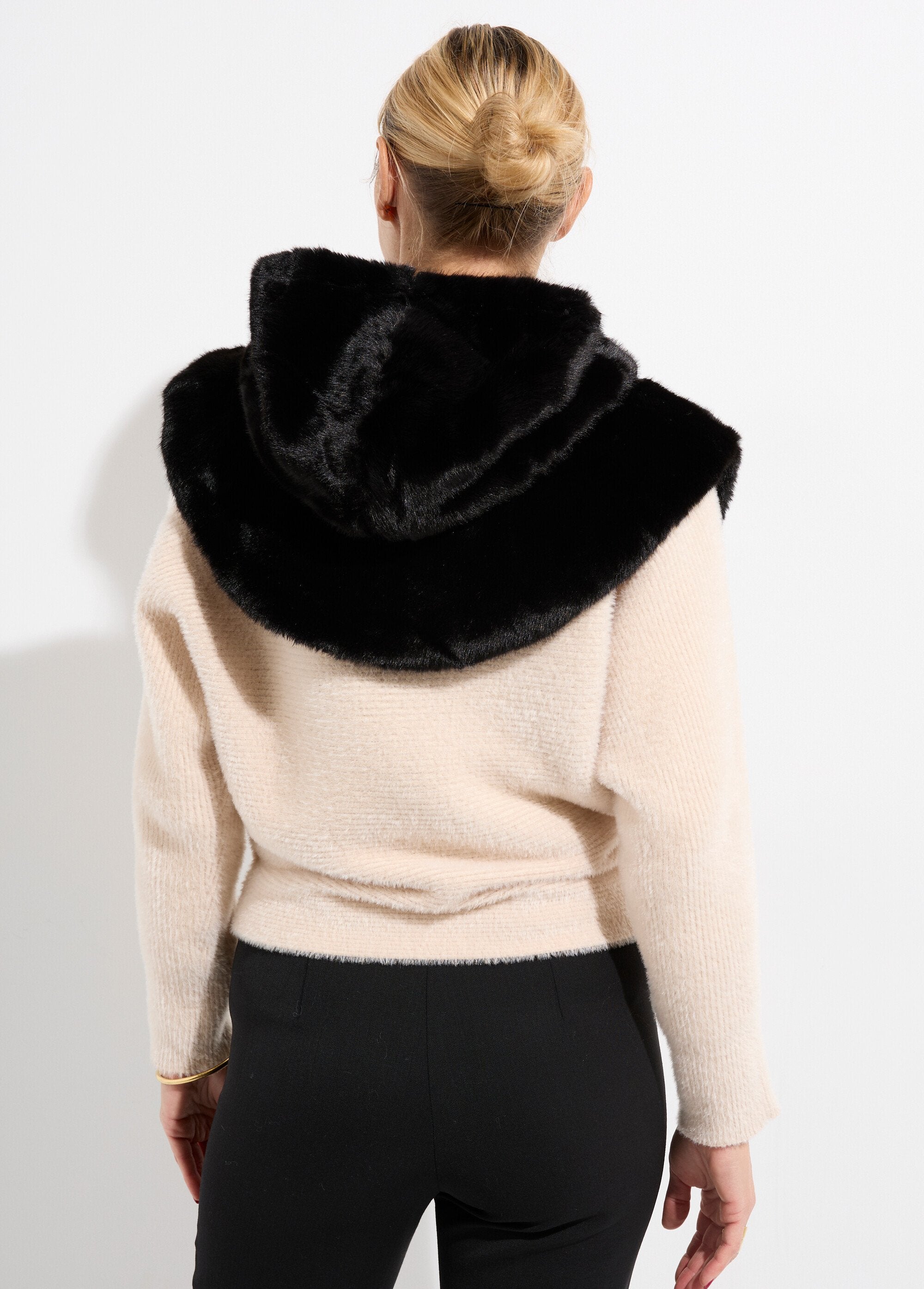 Slabbetje_met_capuchon_van_imitatiebont_en_ritssluiting_Noir_DO1_slim