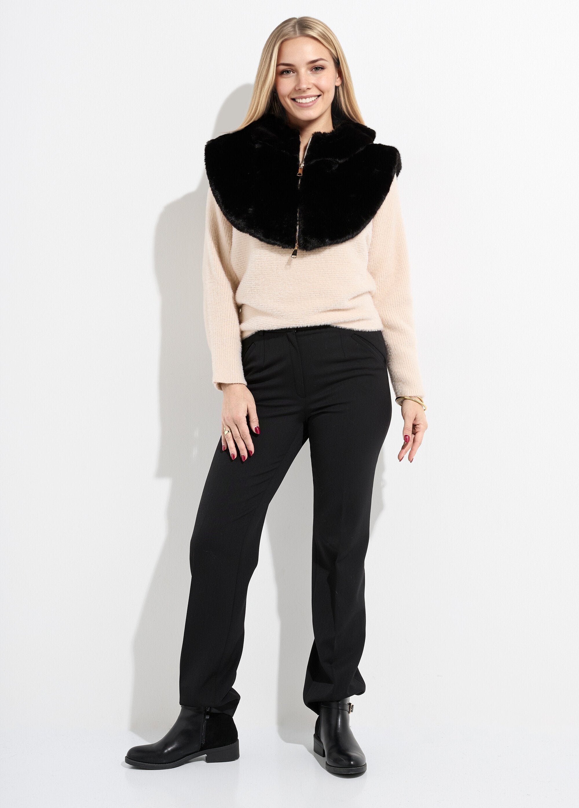 Slabbetje_met_capuchon_van_imitatiebont_en_ritssluiting_Noir_SF1_slim