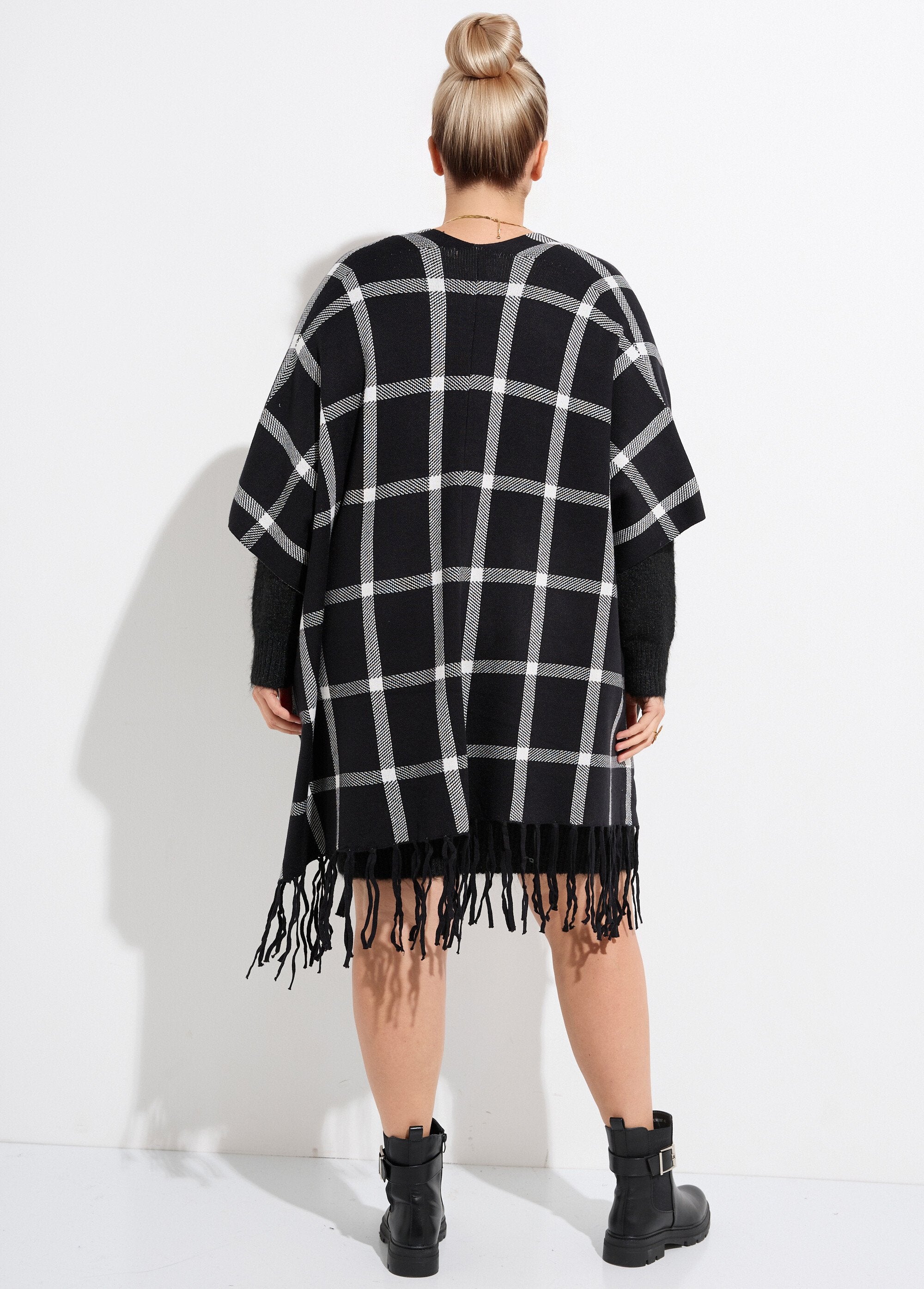 Poncho_cape_en_maille,_motif_carreaux_Carreaux_noir_DO1_curvy
