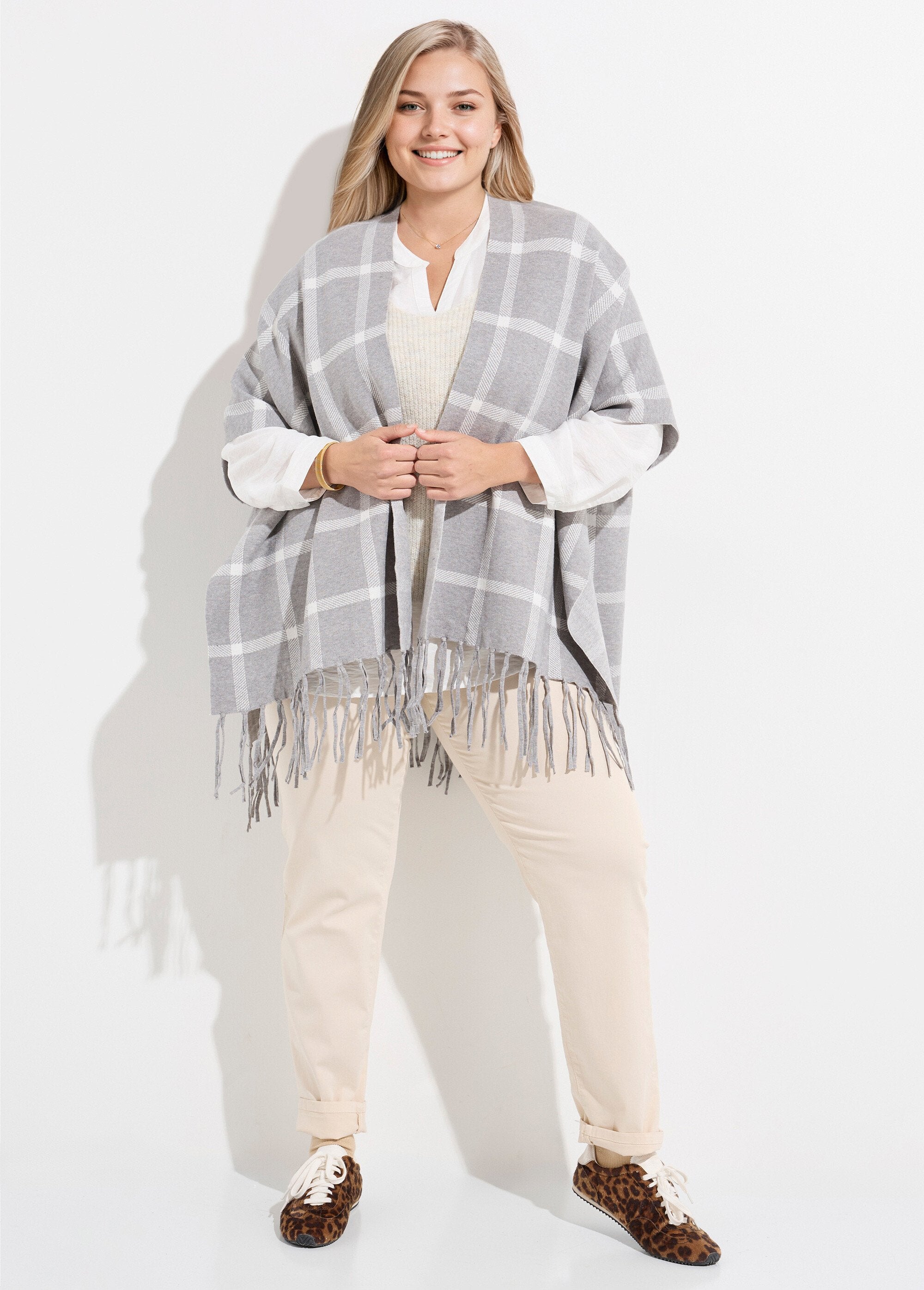 Poncho_cape_en_maille,_motif_carreaux_Carreaux_gris_SF1_curvy