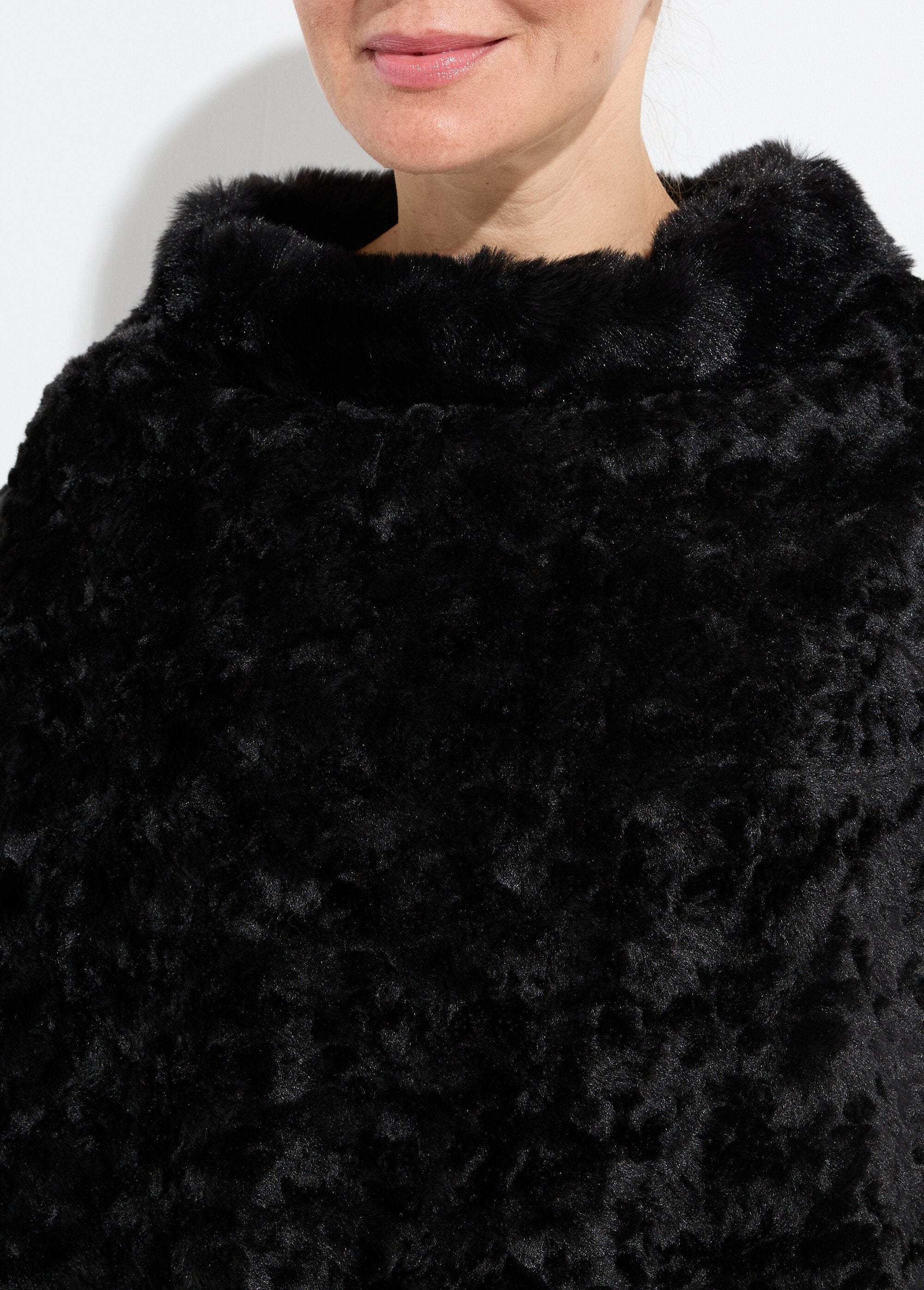 Fleece_poncho_in_sherpa-stijl_met_opstaande_kraag_Noir_DE1_slim