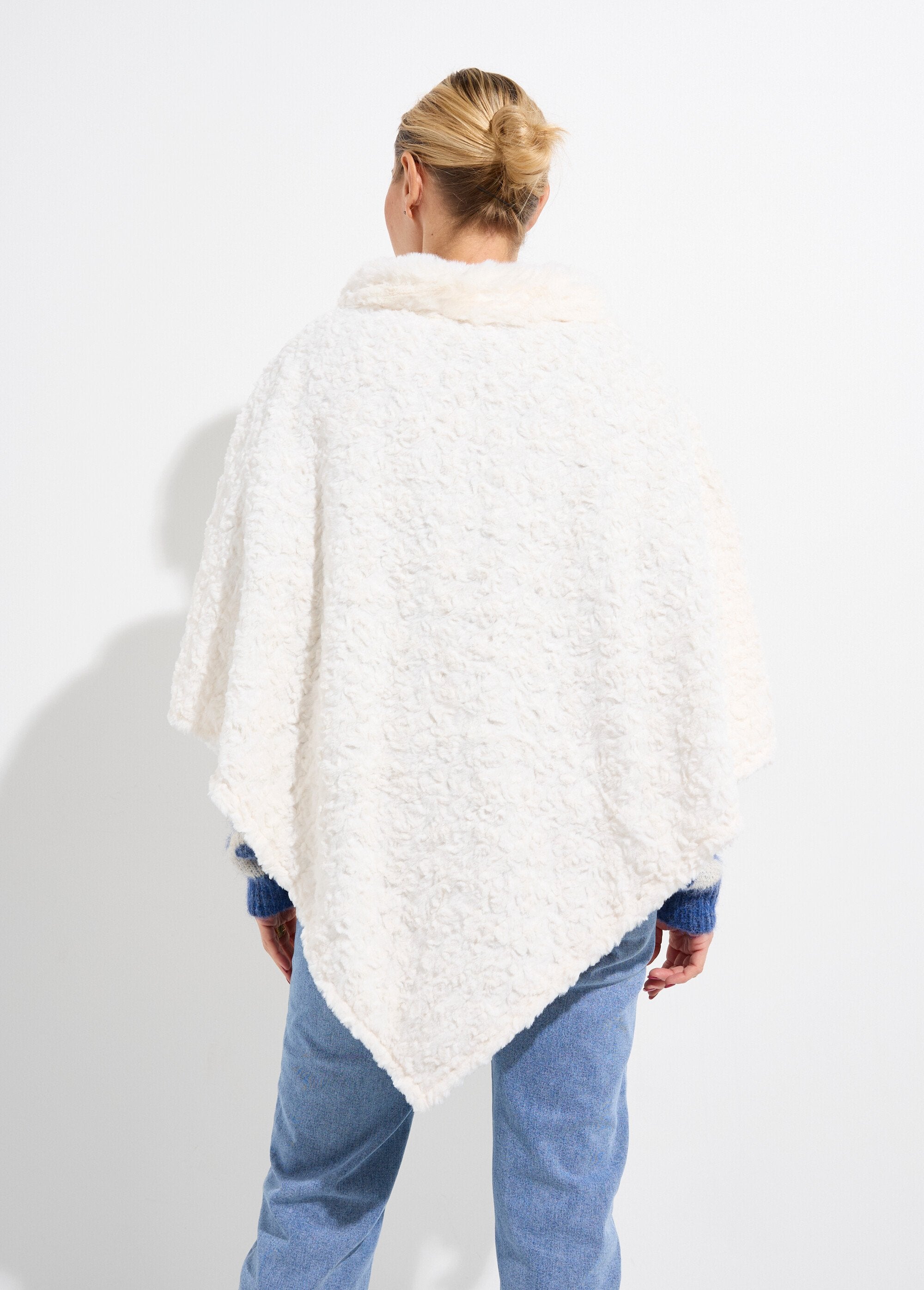Fleece_poncho_in_sherpa-stijl_met_opstaande_kraag_Ecru_DO1_slim
