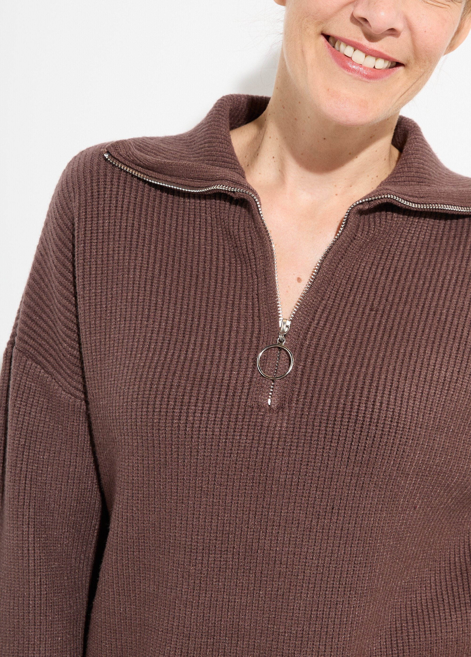 Comfortabele_mollig_gebreide_trucker-trui_Chocolat_DE1_slim