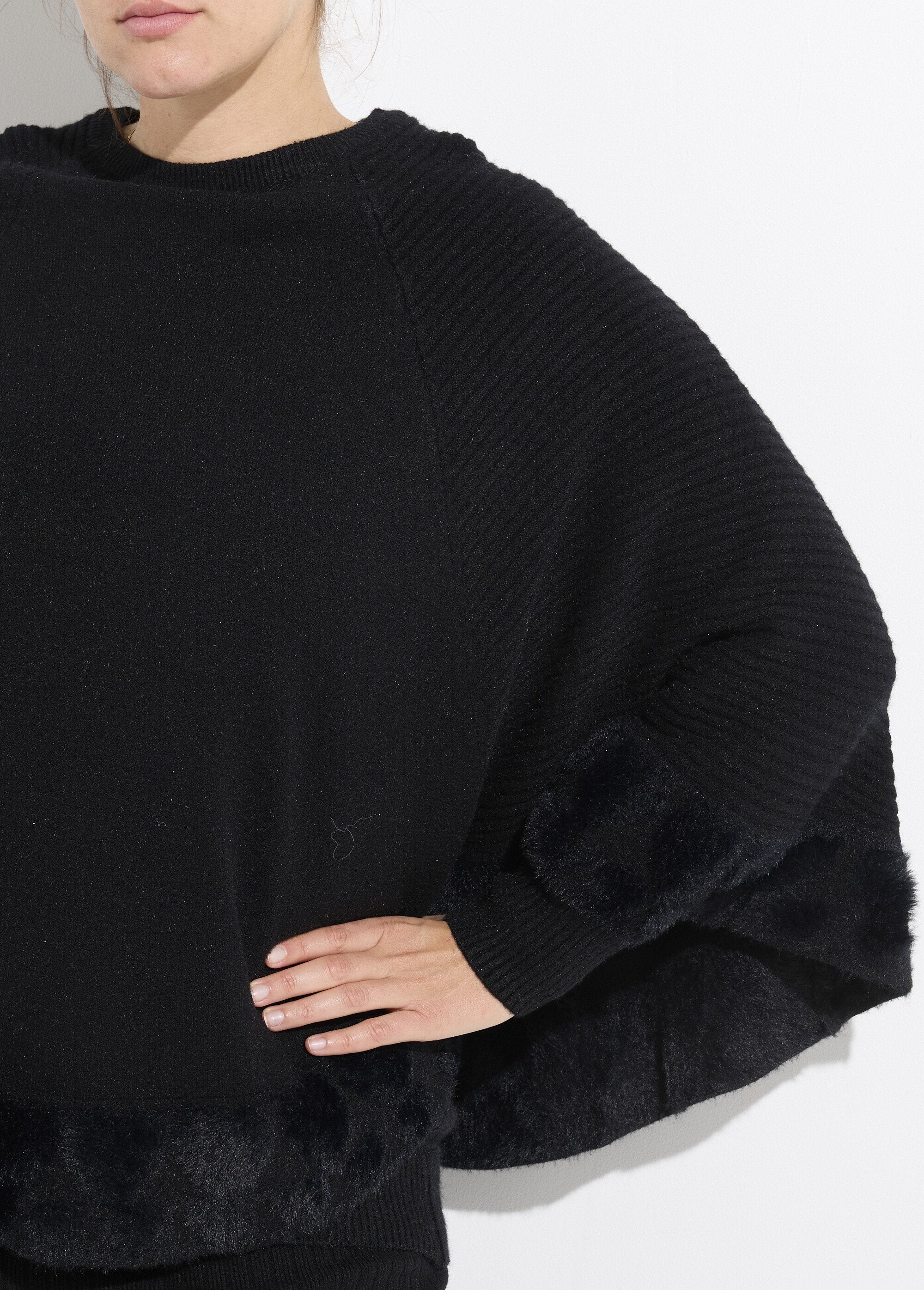 Gebreide_cape_poncho_met_hartjes_en_ronde_kraag_Noir_DE1_curvy