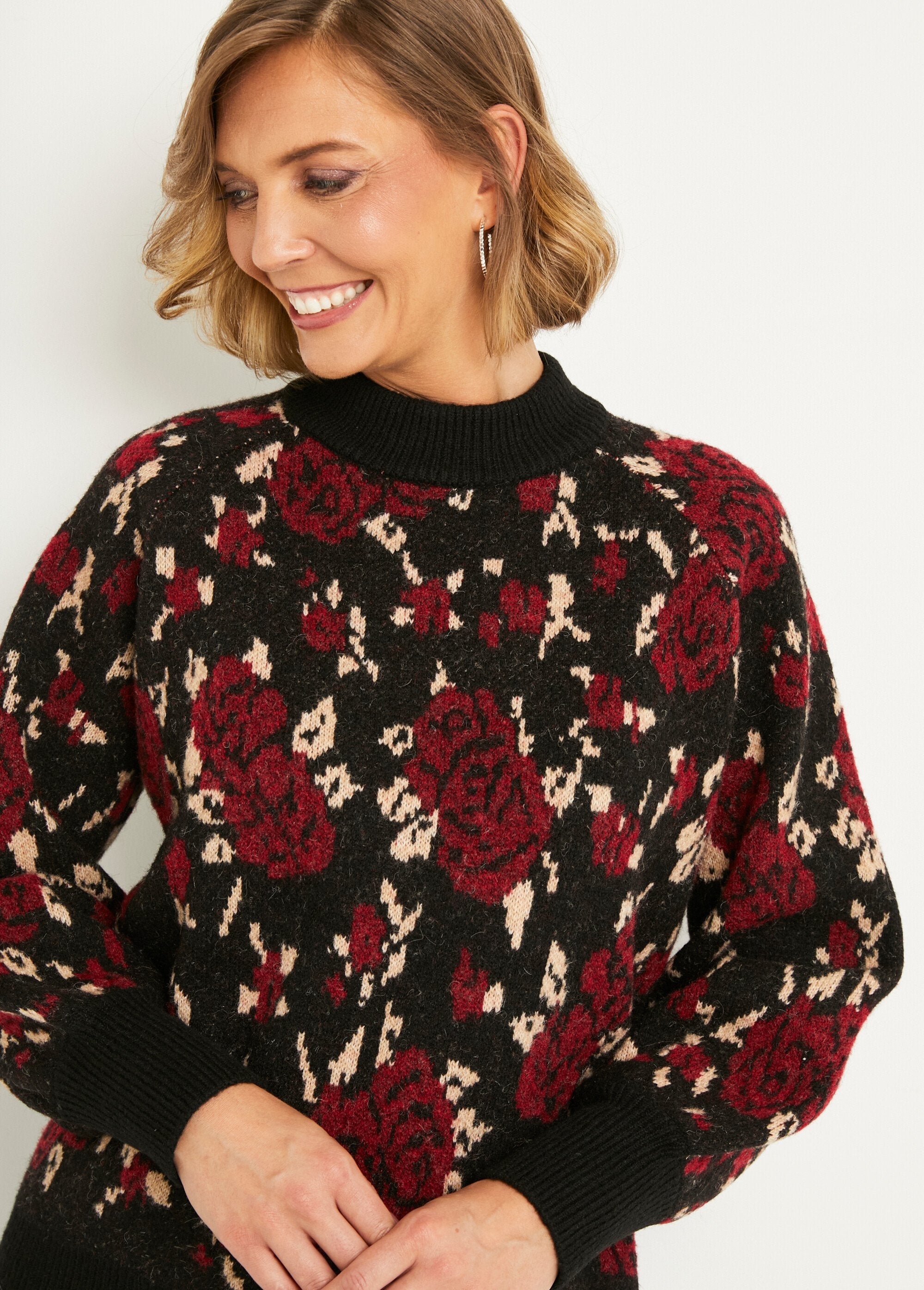 Pull_chaud_col_montant_raglan_jacquard_fleuri_Noir_et_rouge_DE1_slim