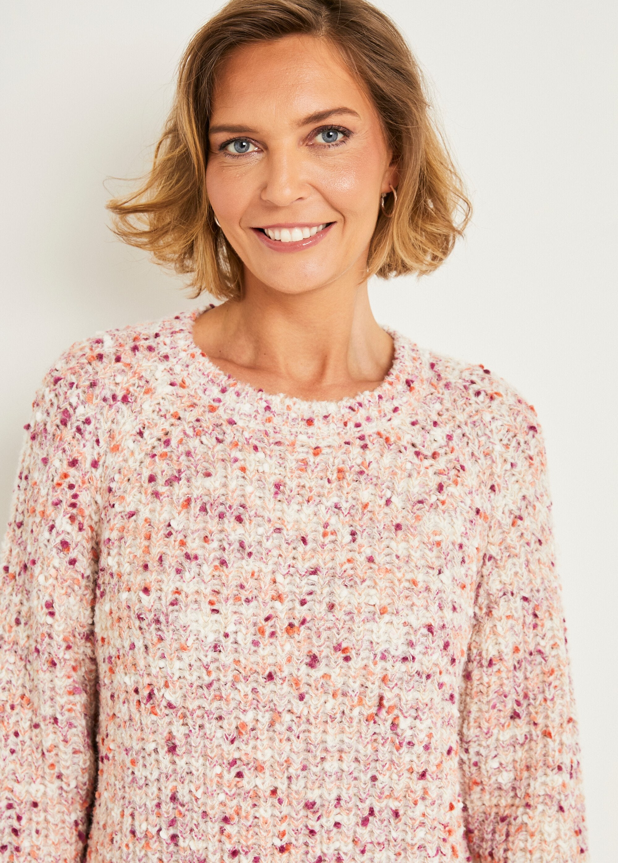 Warme_trui_met_ronde_hals_van_gebreide_kralen_Beige_DE1_slim