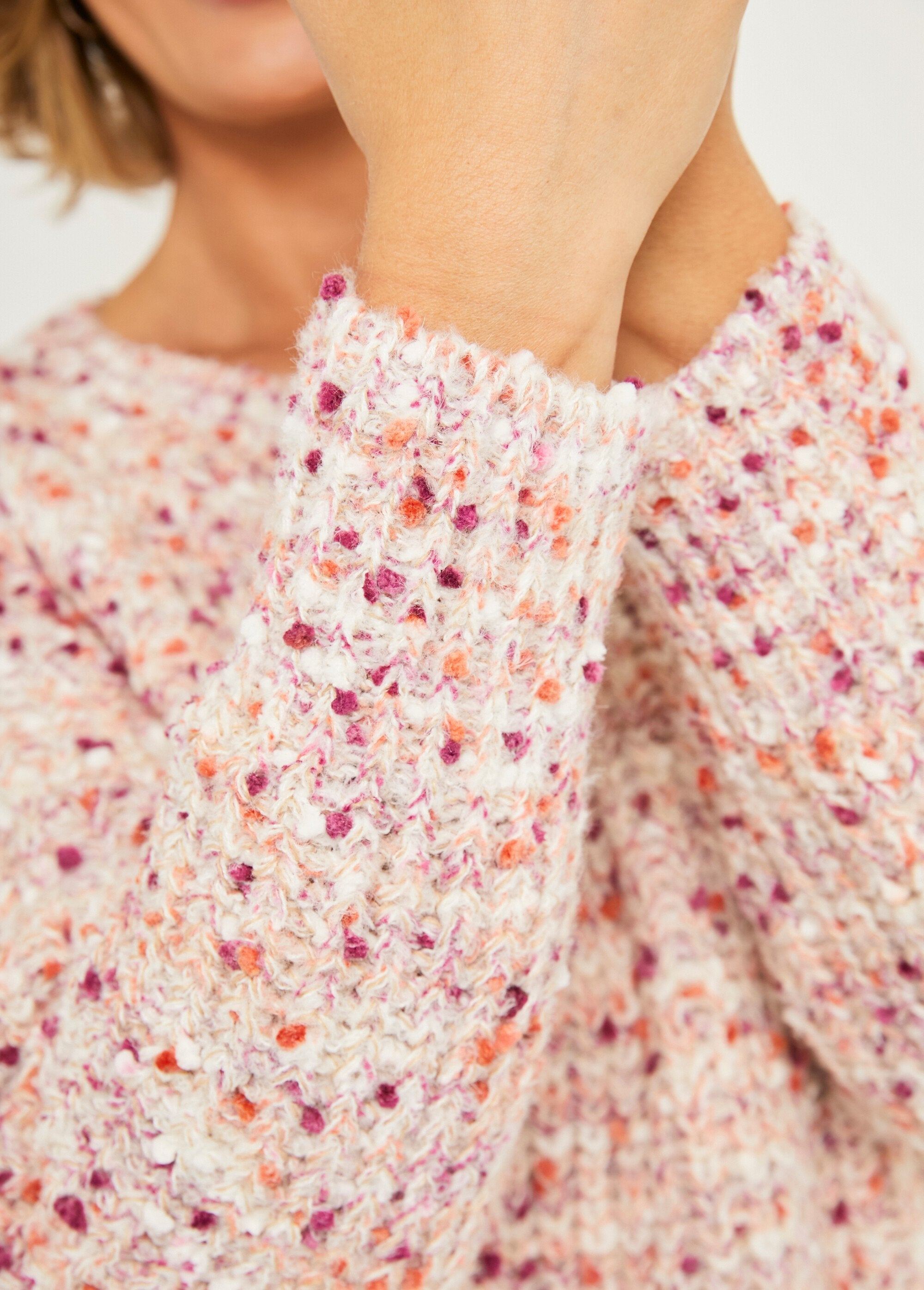 Warme_trui_met_ronde_hals_van_gebreide_kralen_Beige_DE2_slim