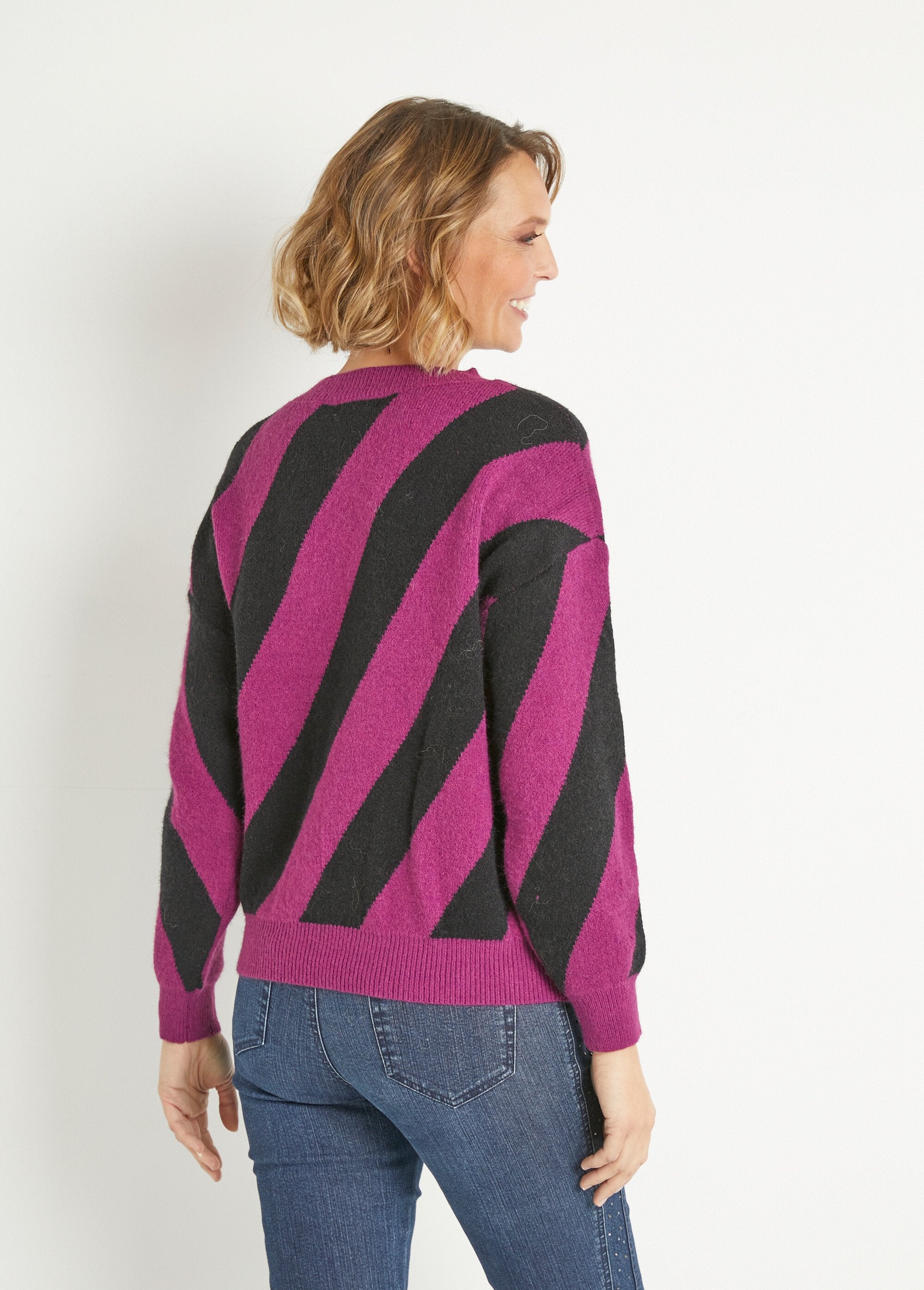 Pull_chaud_col_rond_motif_lignes_Violet_et_noir_DO1_slim