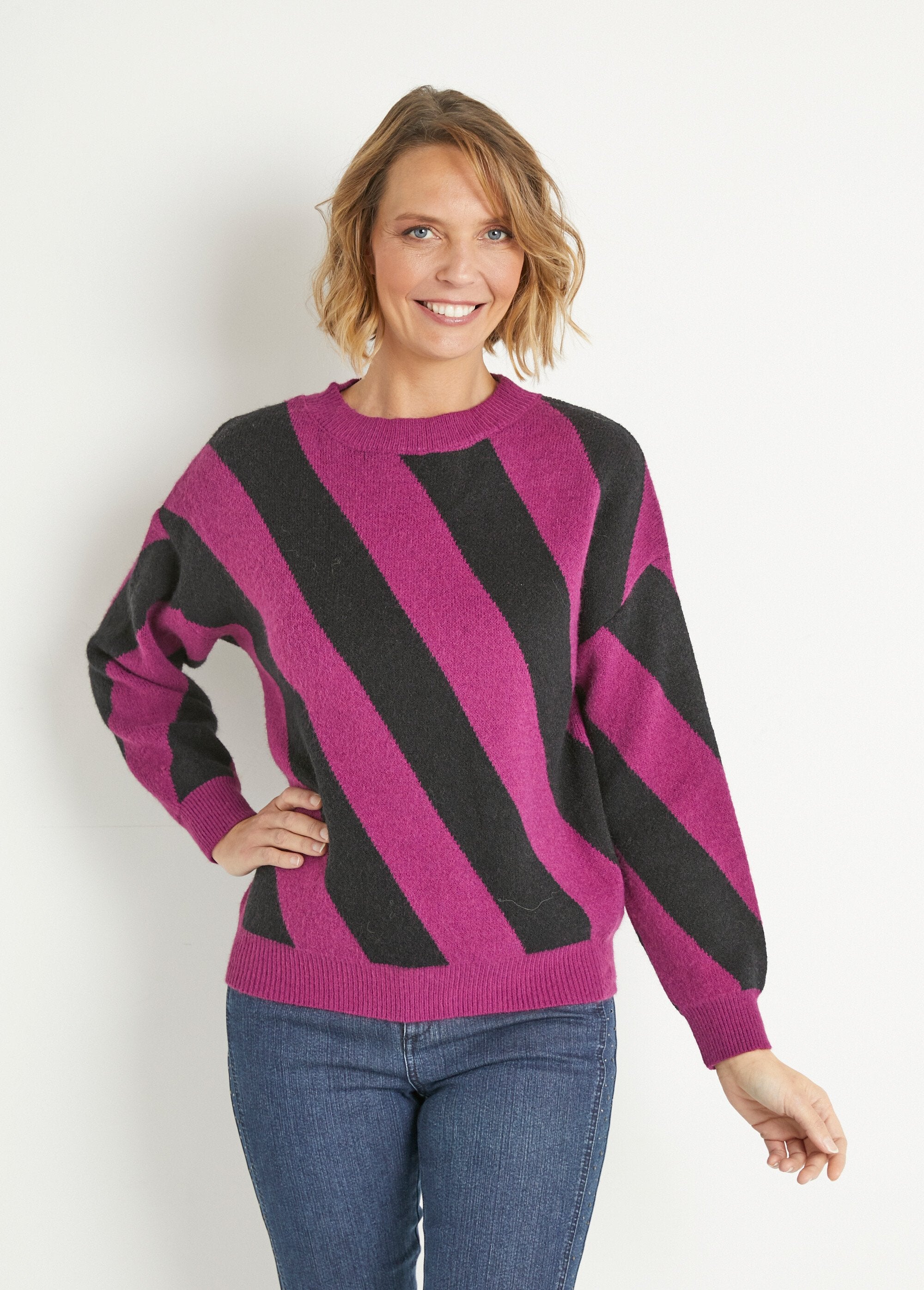 Pull_chaud_col_rond_motif_lignes_Violet_et_noir_FA1_slim
