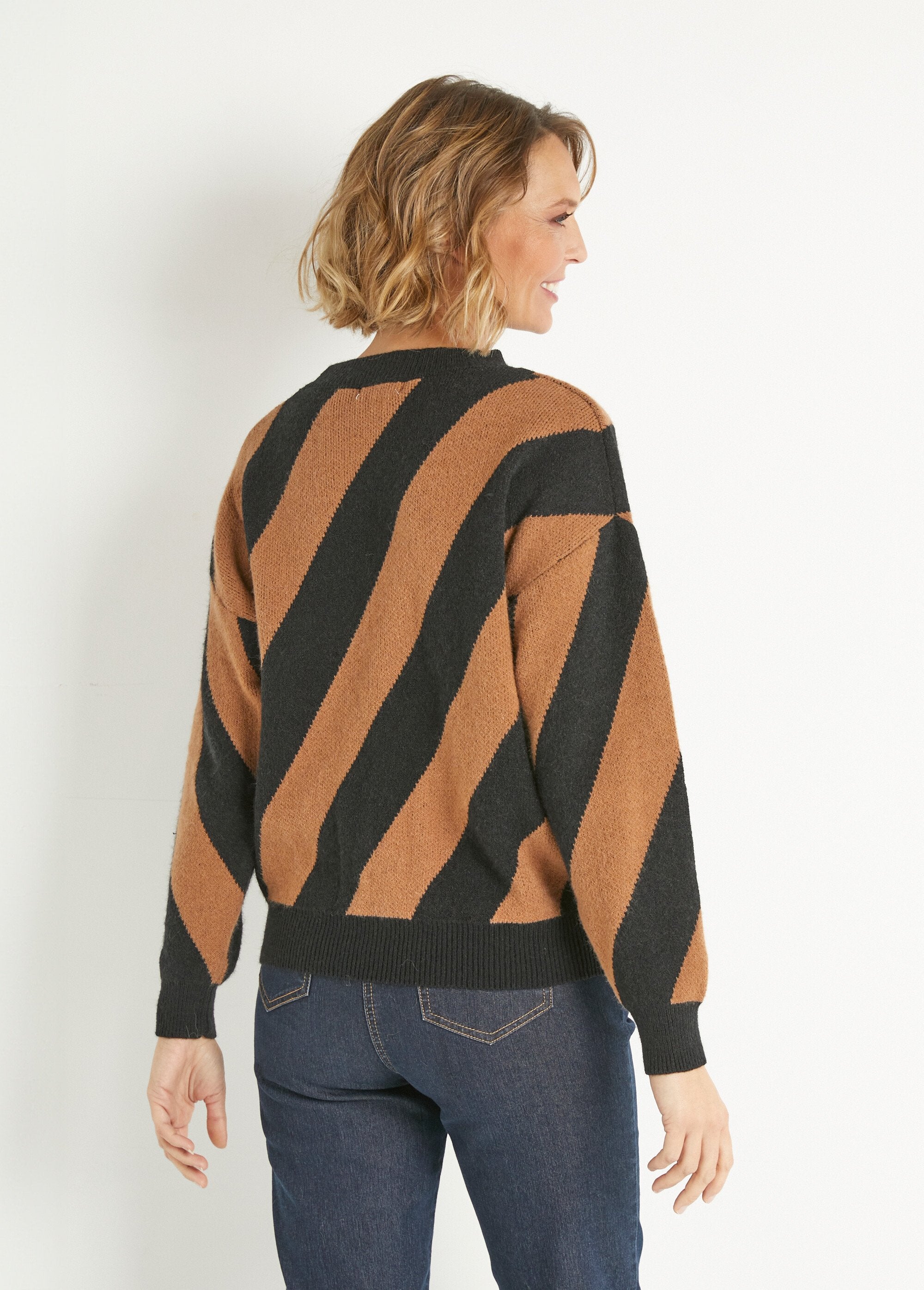 Pull_chaud_col_rond_motif_lignes_Camel_et_noir_DO1_slim