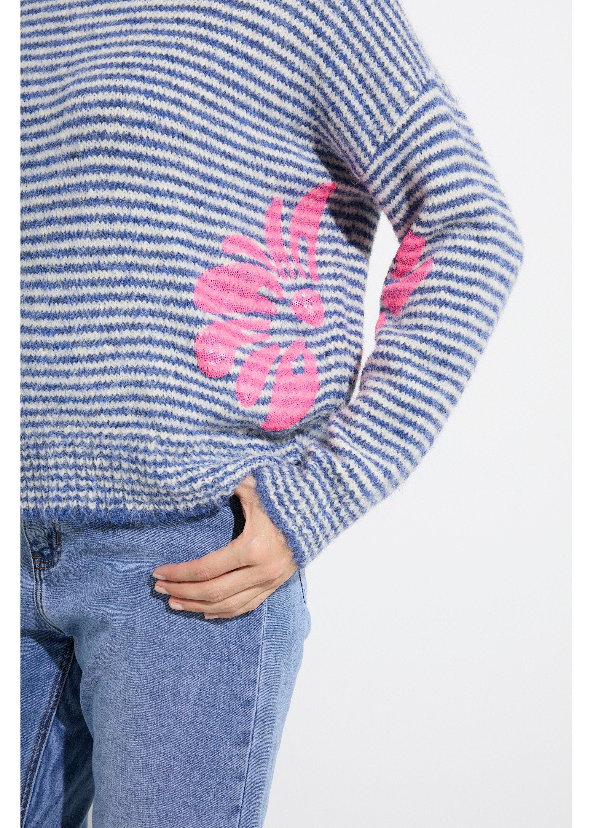 Pull_chaud_rayé_avec_laine,_motifs_fleur_Bleu_et_ecru_DE2_slim