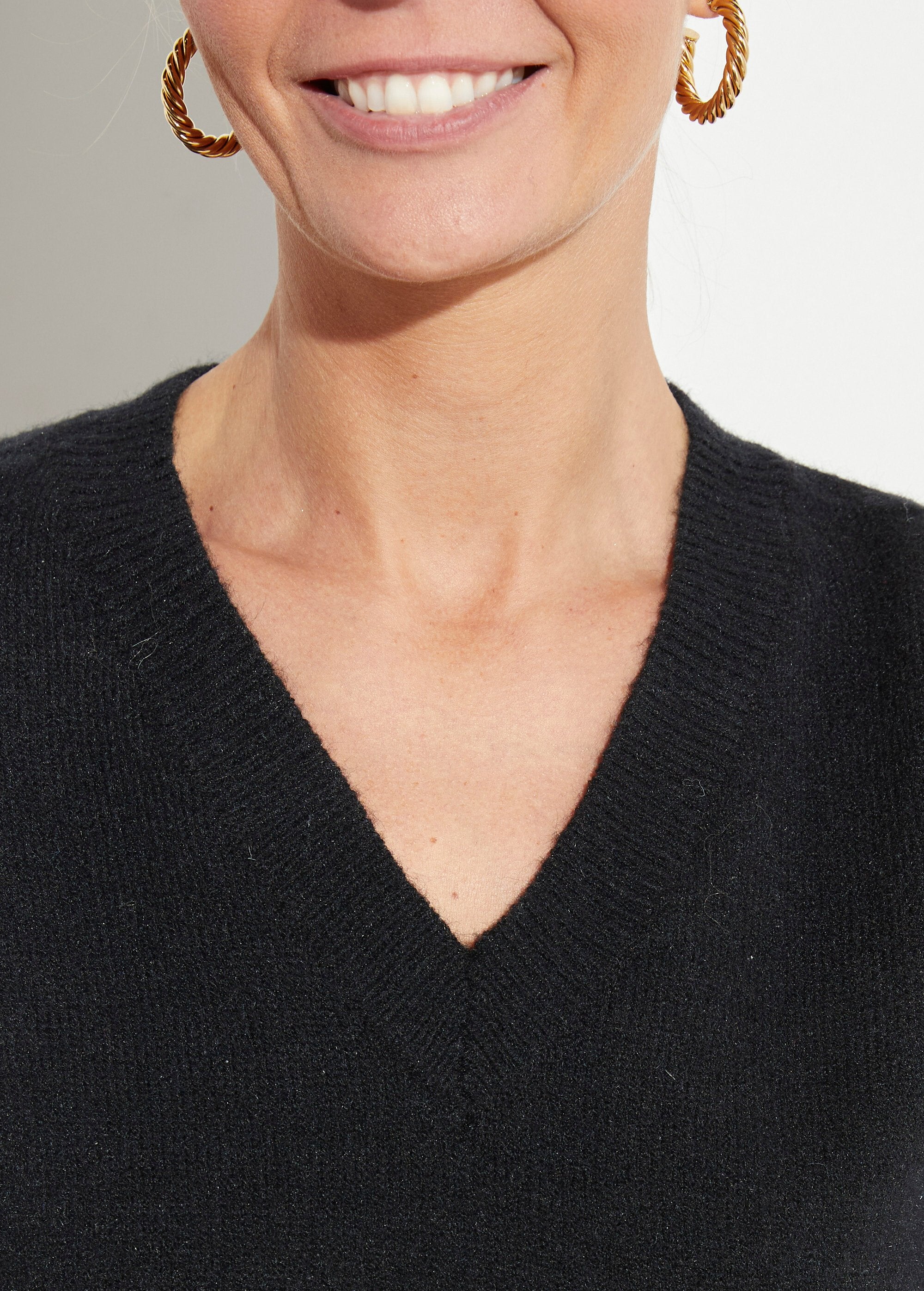 Gebreide_trui_met_V-hals,_mouwen_met_kant_Noir_DE1_slim