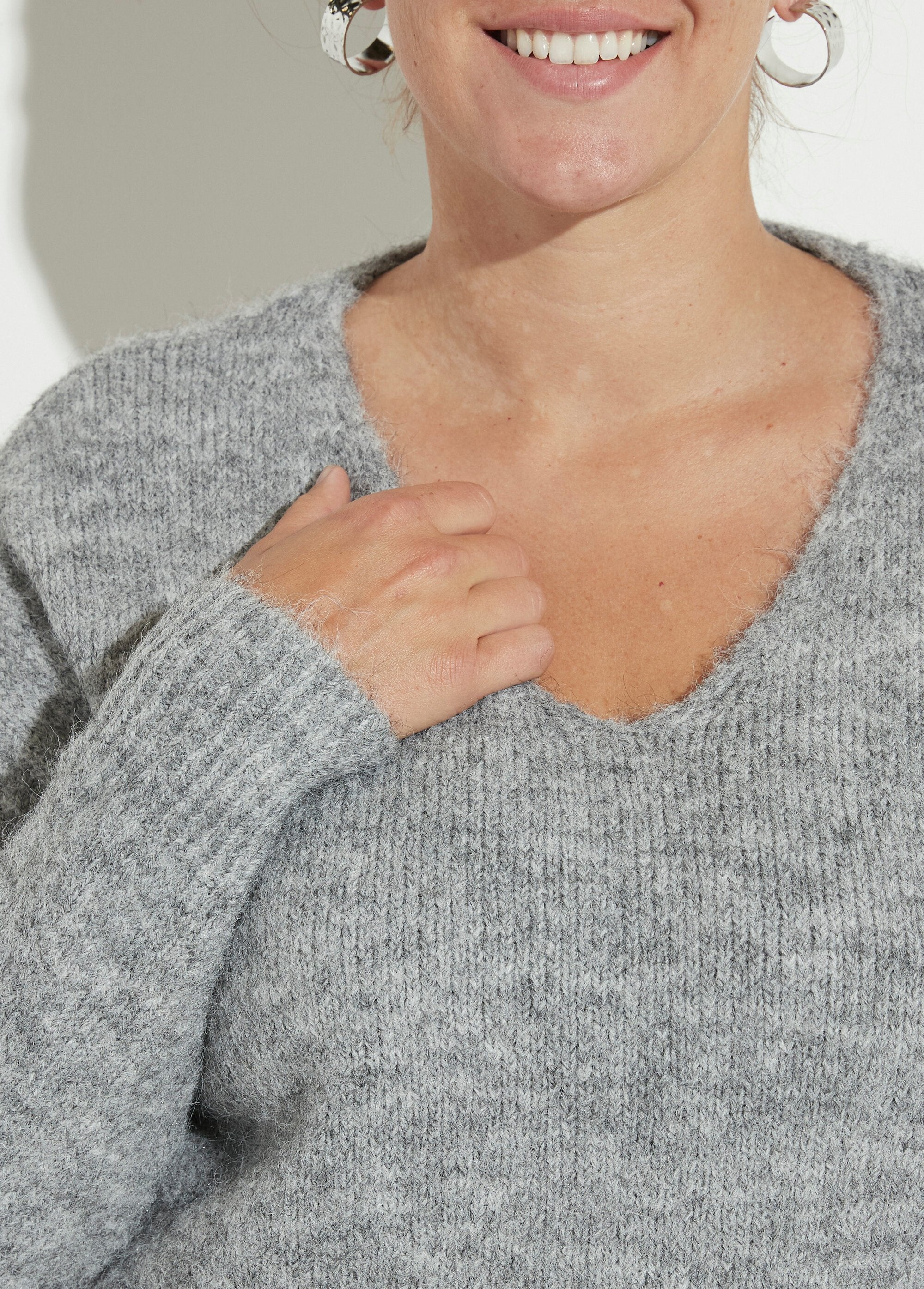 Pull_col_V_fin_et_chaud_avec_laine_Gris_DE1_curvy