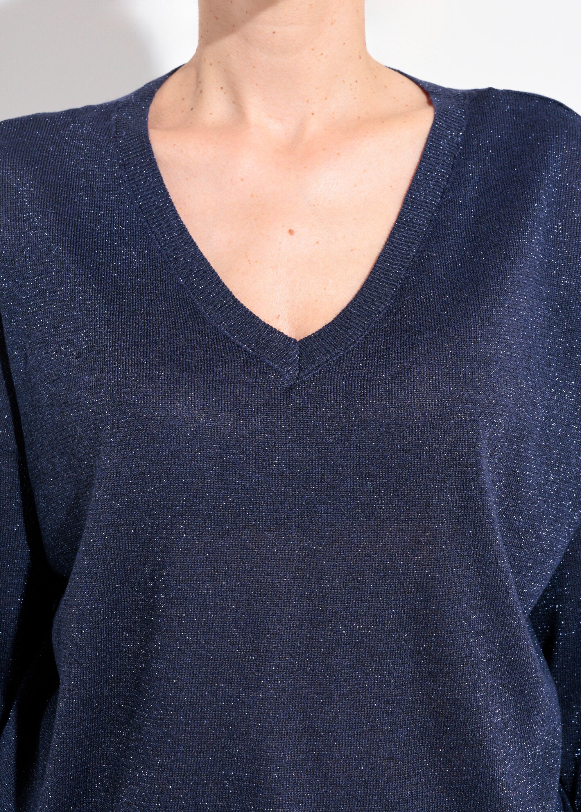 Pull_col_V_maille_fine_jauge_métallisée_Marine_DE1_slim