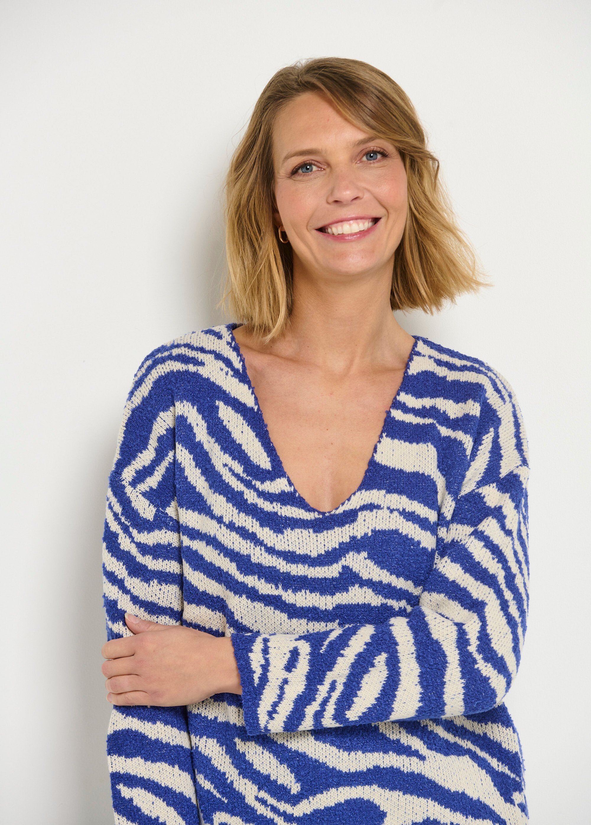 Pull_col_V_maille_mousseuse_motif_zèbre_Bleu_et_blanc_DE1_slim