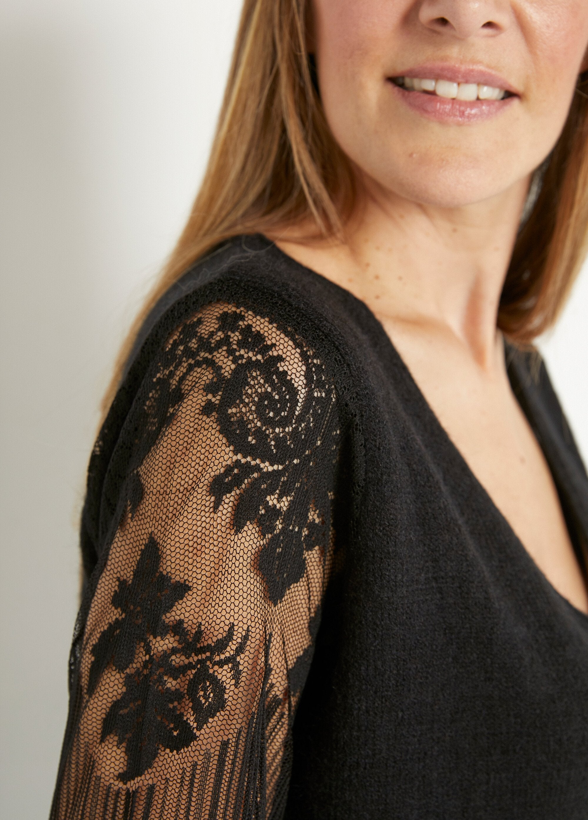 Pull_col_V_manches_résille_et_dentelle_Noir_DE2_slim