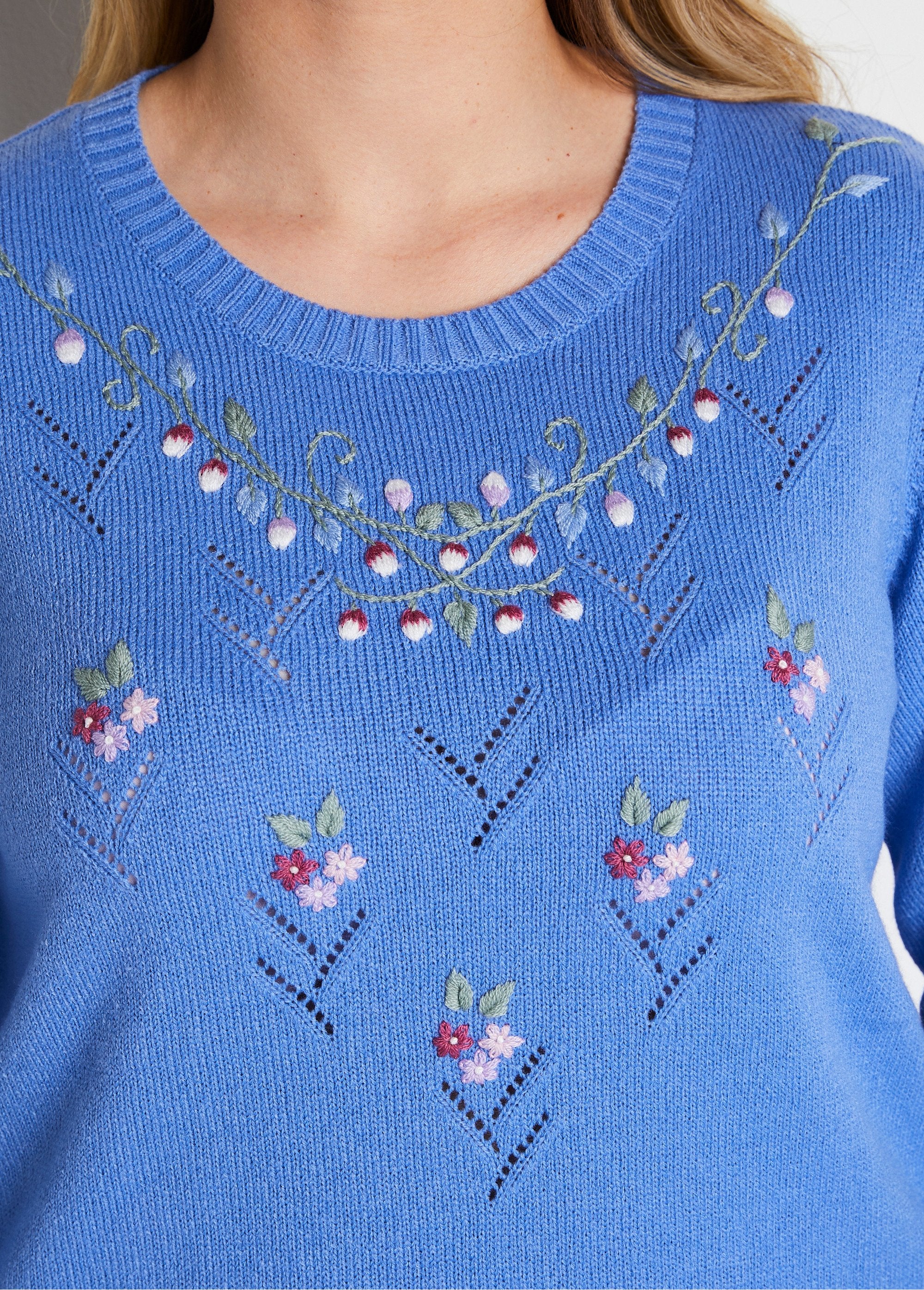 Pull_doux_uni_brodé_ajouré_col_rond_Bleu_DE2_curvy