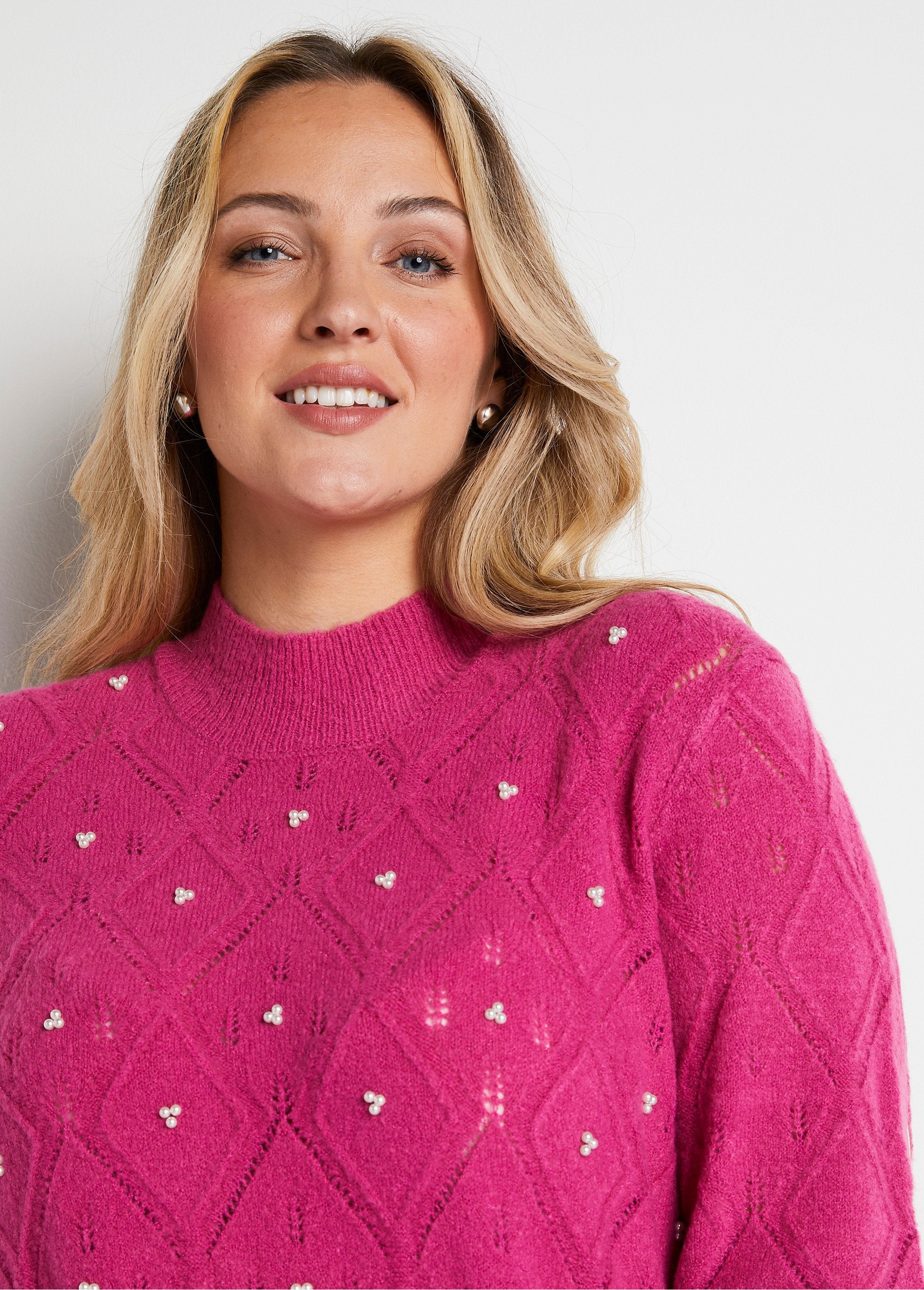 Pull_doux_ajouré_perlé_col_montant_Rose_DE1_curvy