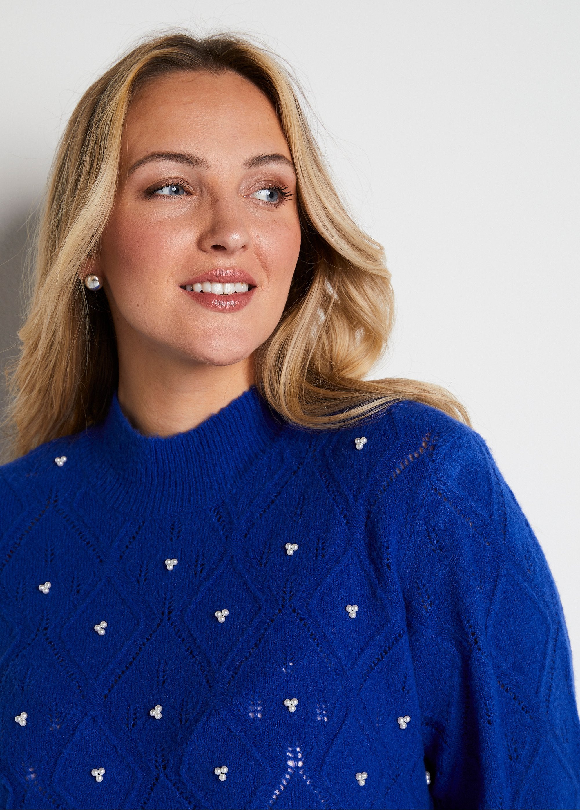 Pull_doux_ajouré_perlé_col_montant_Bleu_DE1_curvy