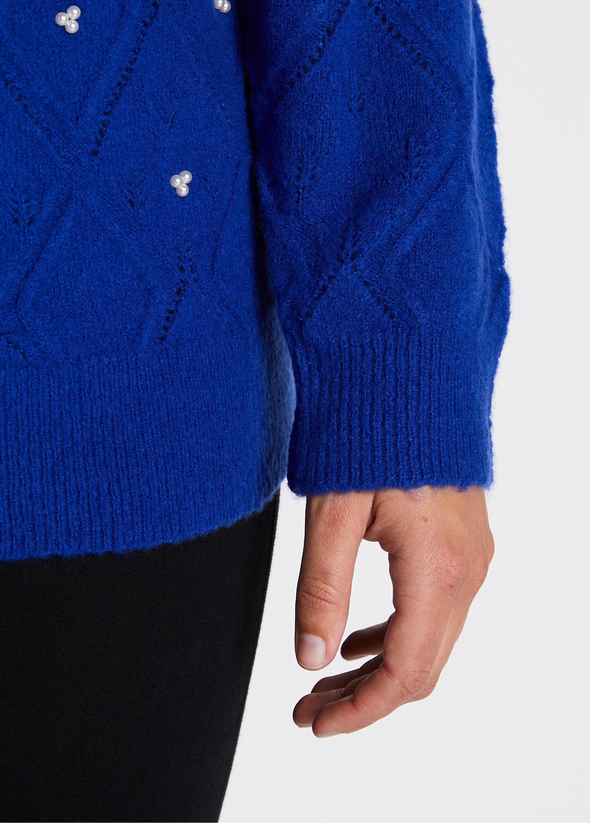 Pull_doux_ajouré_perlé_col_montant_Bleu_DE2_curvy