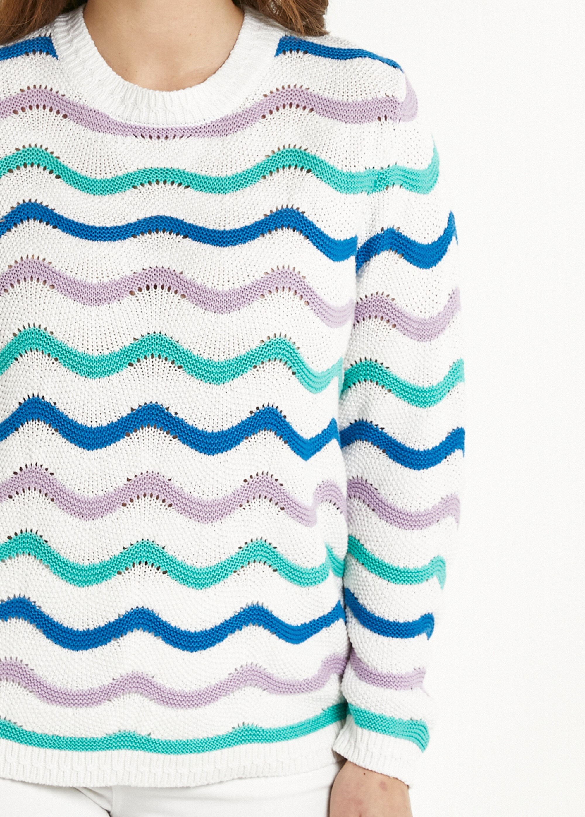 Zachte_gestreepte_trui_met_mossteek_en_reliëf,_ronde_hals_Fond_ecru_DE1_curvy