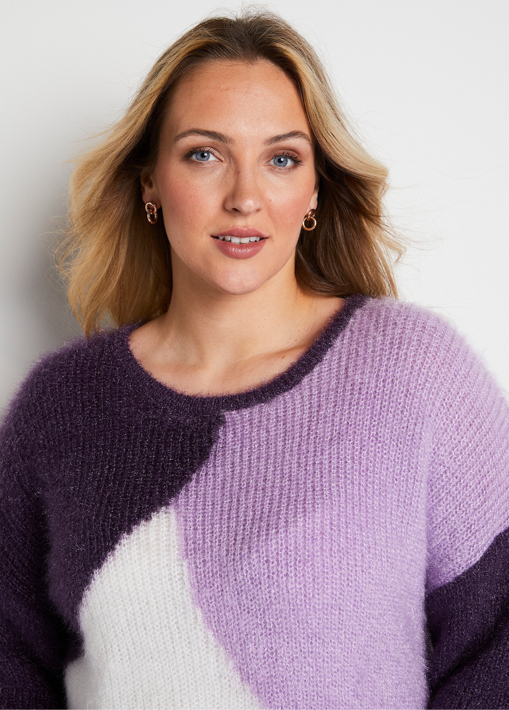 Pull_doux_colorblock_maille_poilue_Cassis_et_ecru_DE1_curvy